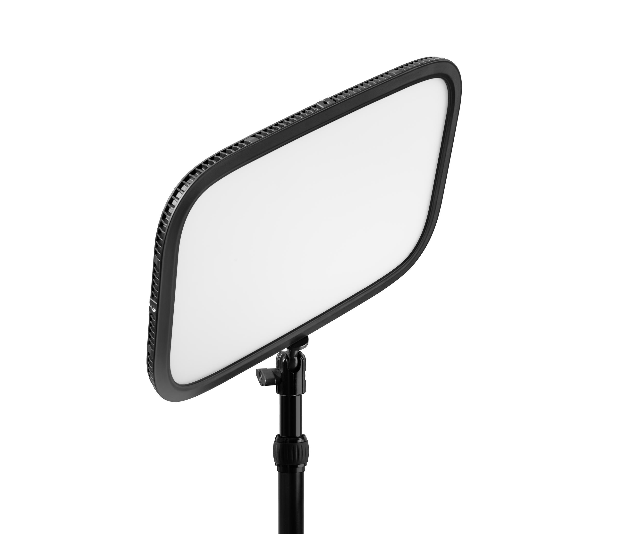Una luce principale, con una cornice nera e un pannello bianco, è montata su un supporto contro uno sfondo bianco.