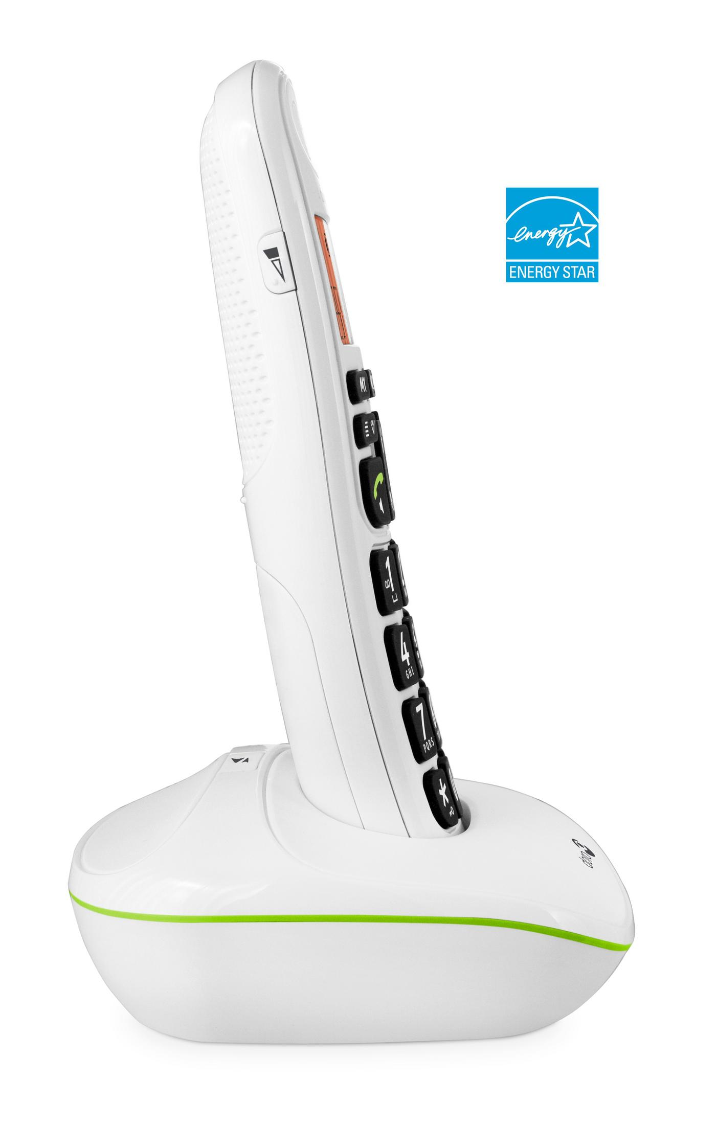 Un telefono cordless bianco è appoggiato sulla sua base di ricarica su uno sfondo bianco.