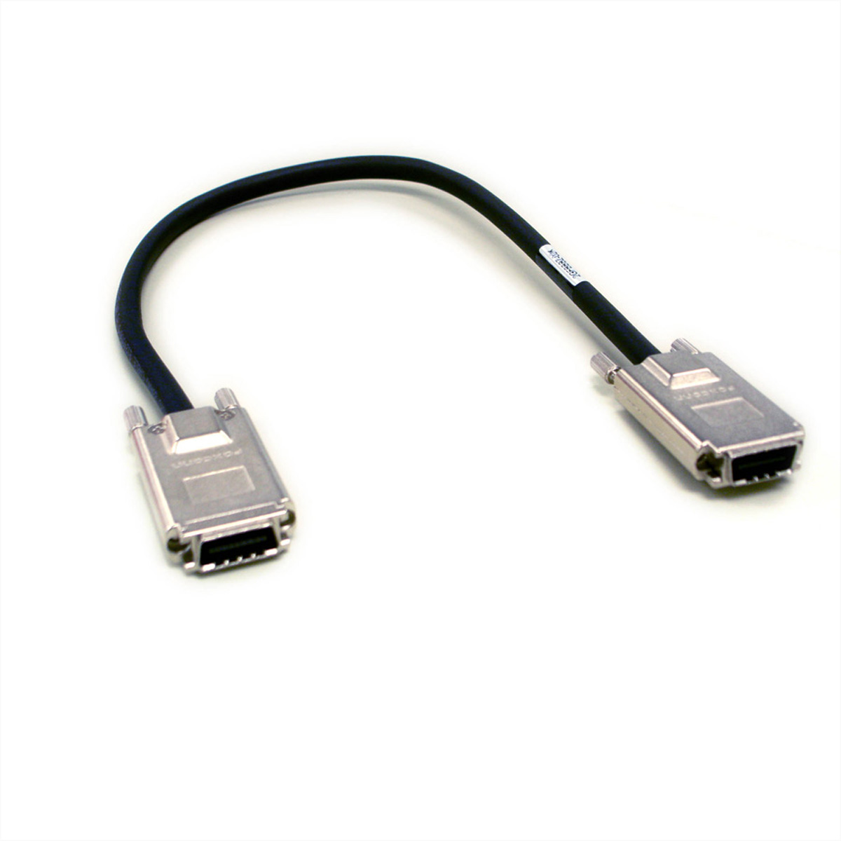 Ein kurzes, schwarzes Kabel mit silbernen, rechteckigen Anschlüssen an beiden Enden liegt auf einer weißen Oberfläche.