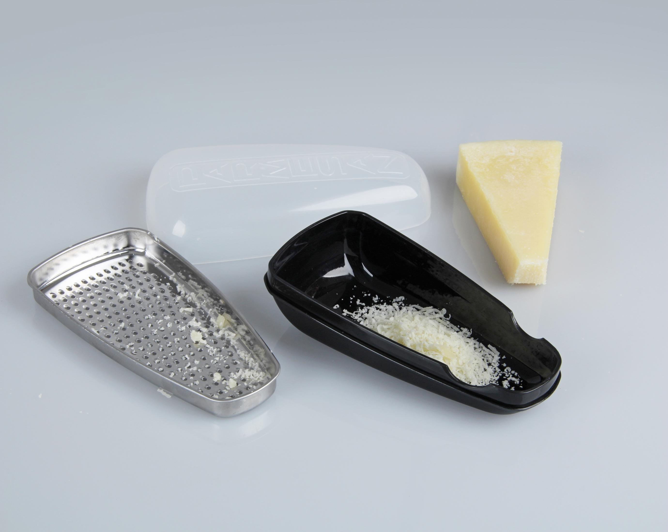 Parmesan-Käsereibe mit Deckel, Edelstahlreibe und Käse auf weißem Hintergrund.
