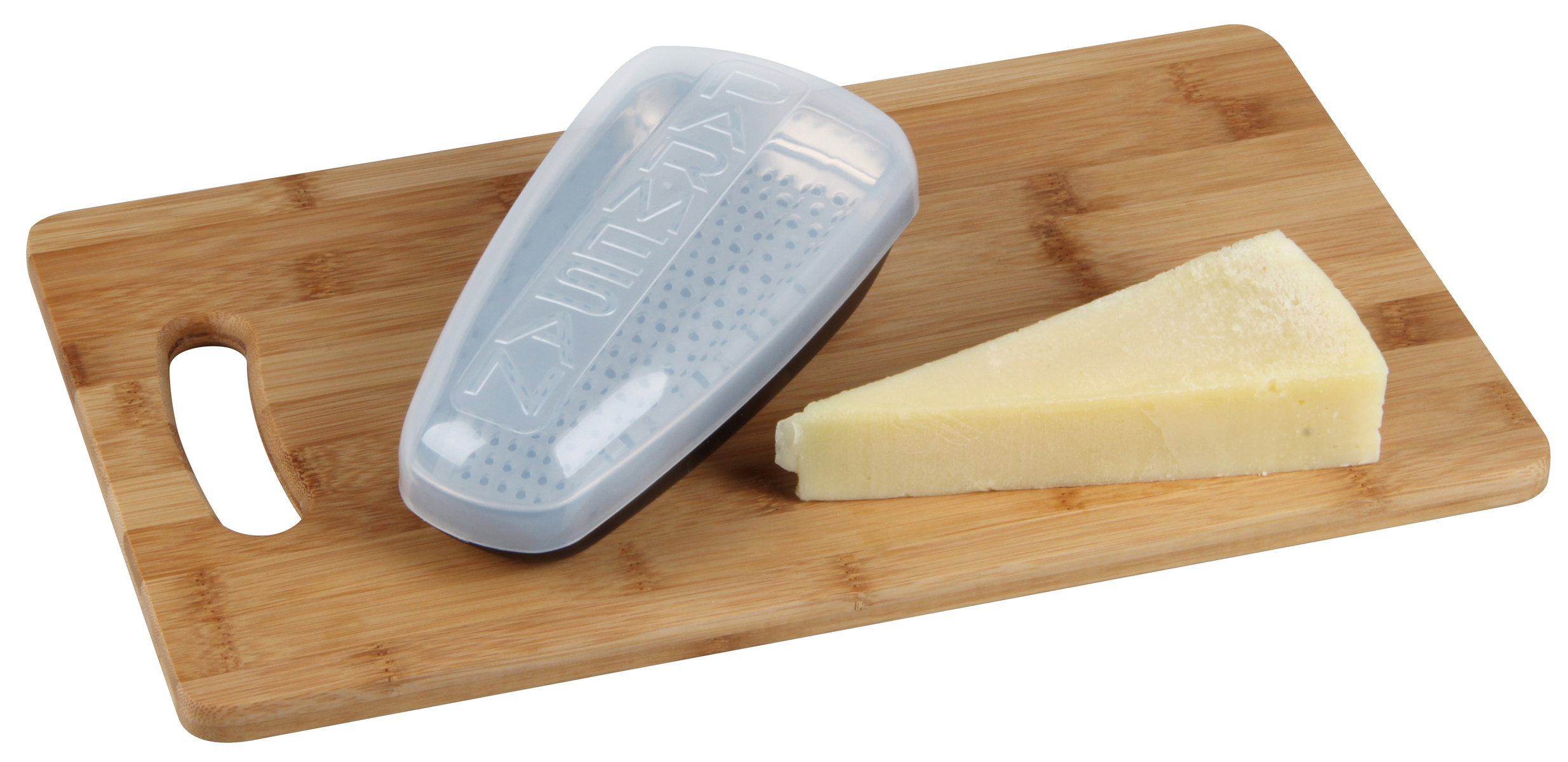 Ein Stück Parmesan und eine Reibe auf einem hölzernen Schneidebrett.