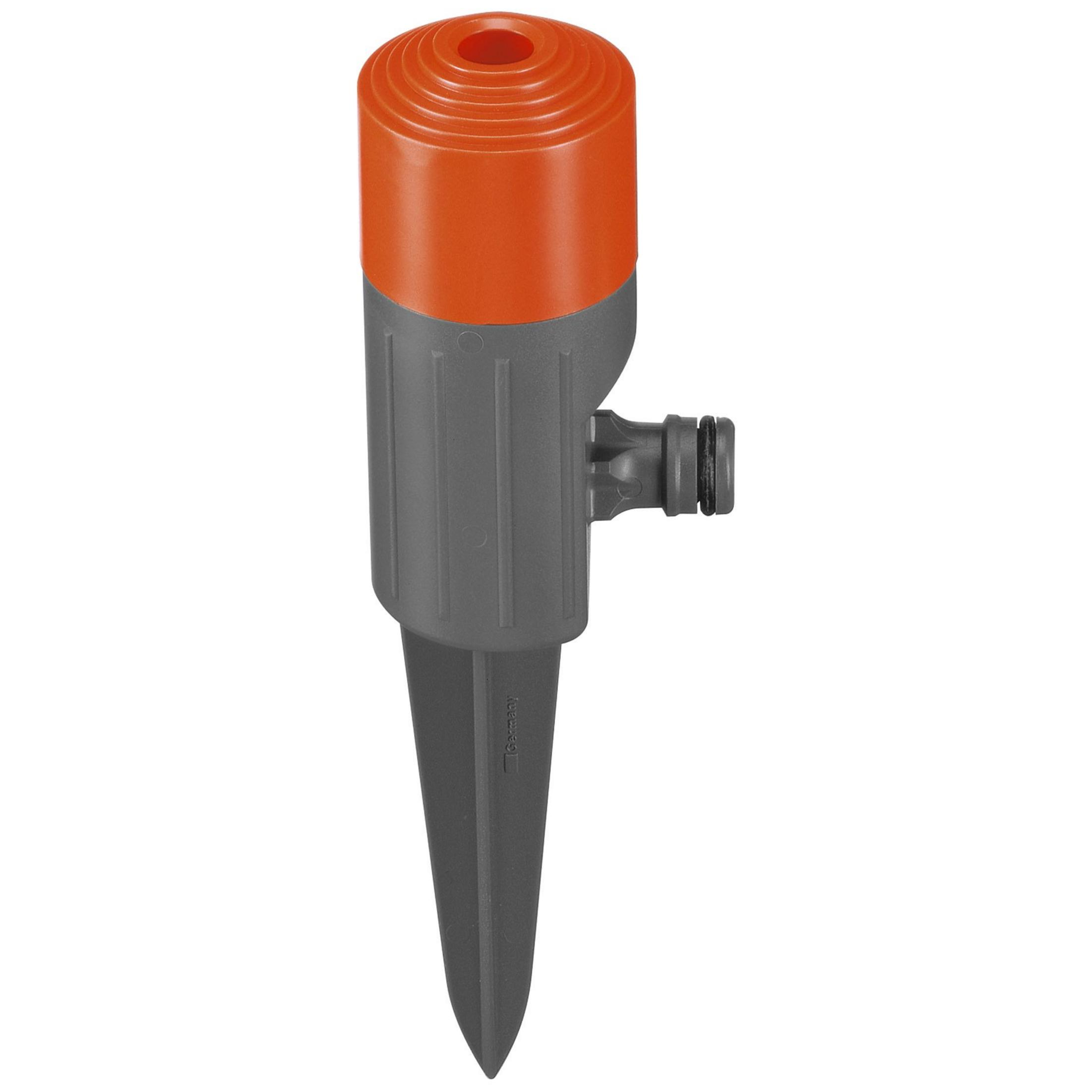 Un picco per irrigatori grigio e arancione con un ugello laterale su uno sfondo bianco.