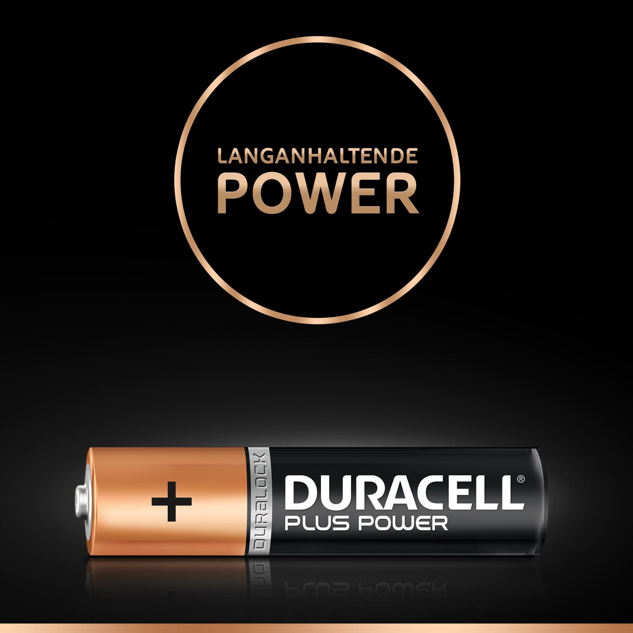 Eine Duracell Plus Power-Batterie in Schwarz und Kupferfarbe wird auf schwarzem Hintergrund gezeigt.