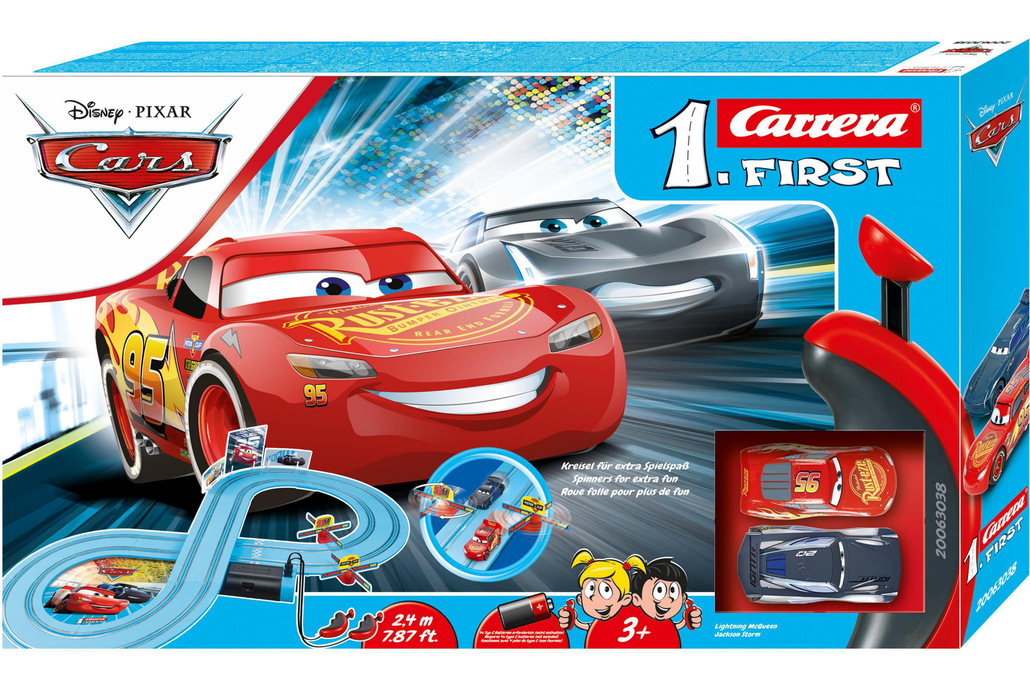 Una caja de juguetes de pista de carreras de Disney Pixar Cars con Lightning McQueen y Jackson Storm, con la pista y los controles manuales visibles.