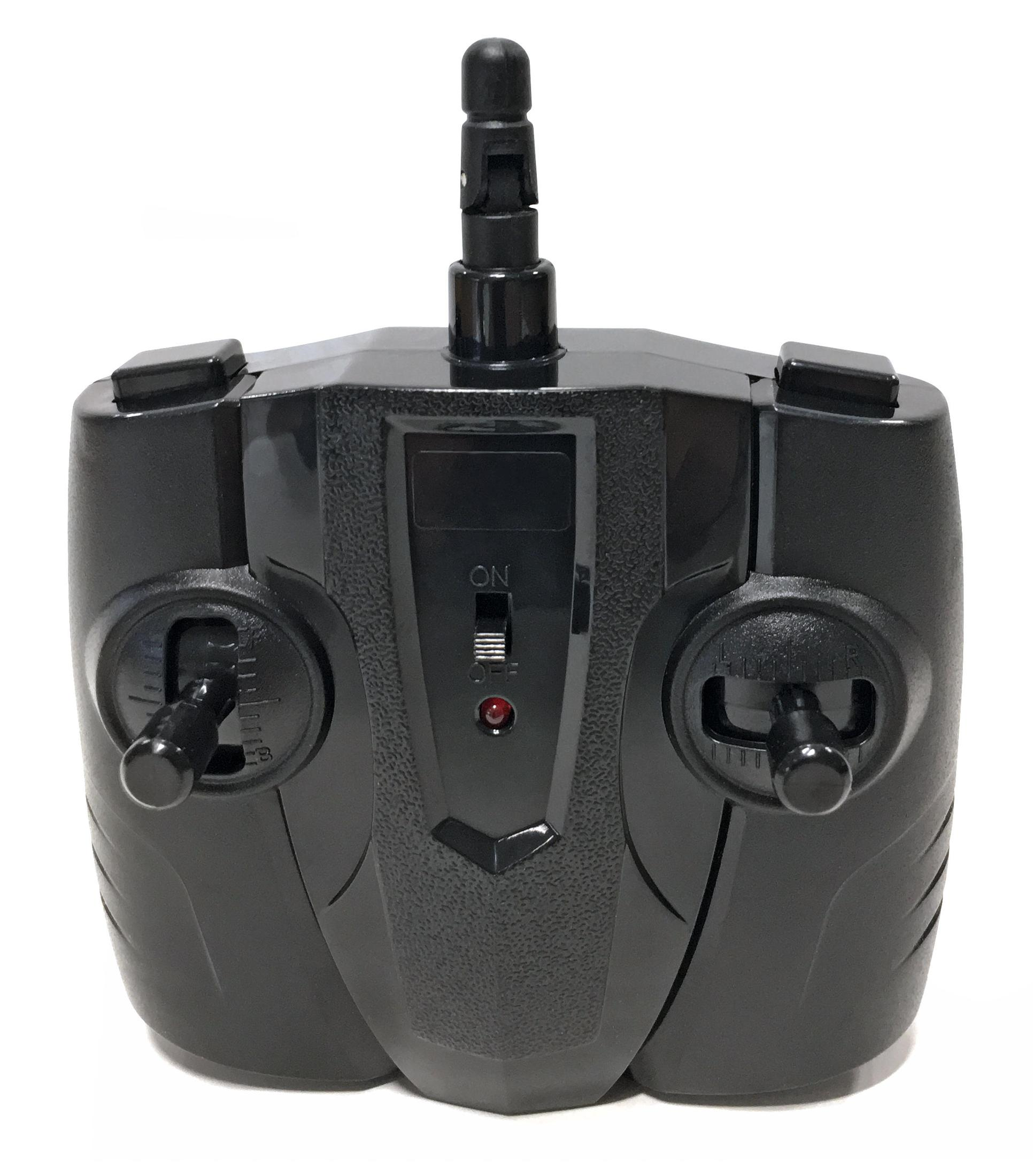 Eine schwarze Fernbedienung mit zwei Joysticks, einem Ein-/Ausschalter und einer roten Leuchte, die die Stromversorgung anzeigt, vor einem weißen Hintergrund.