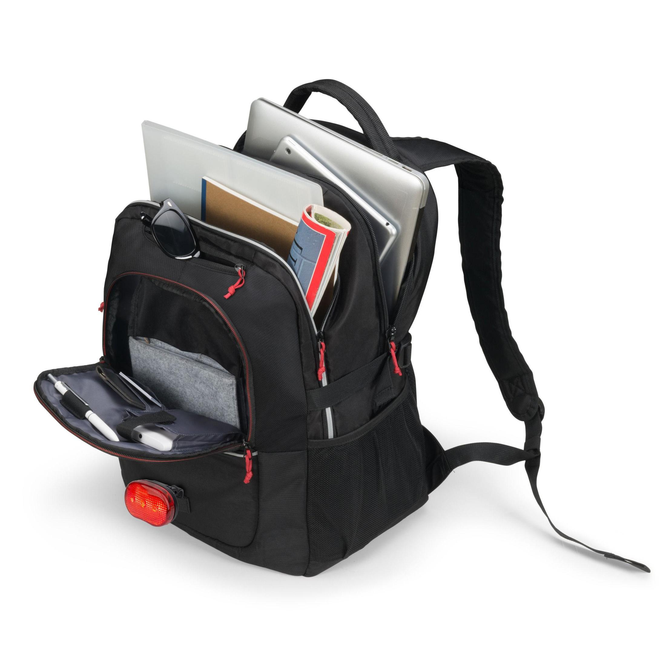 Ein schwarzer Rucksack ist geöffnet und zeigt einen Laptop, Bücher und Zubehör im Inneren vor einem weißen Hintergrund.