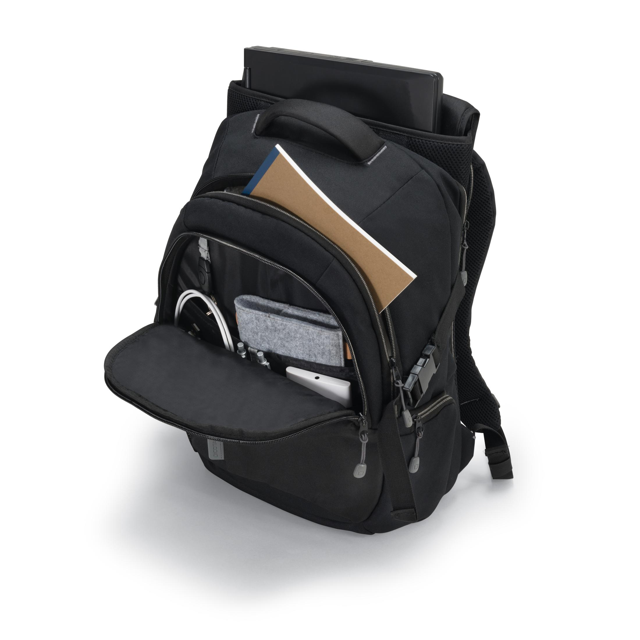 Un sac à dos noir avec une poche avant ouverte révélant le contenu est posé sur une surface blanche.