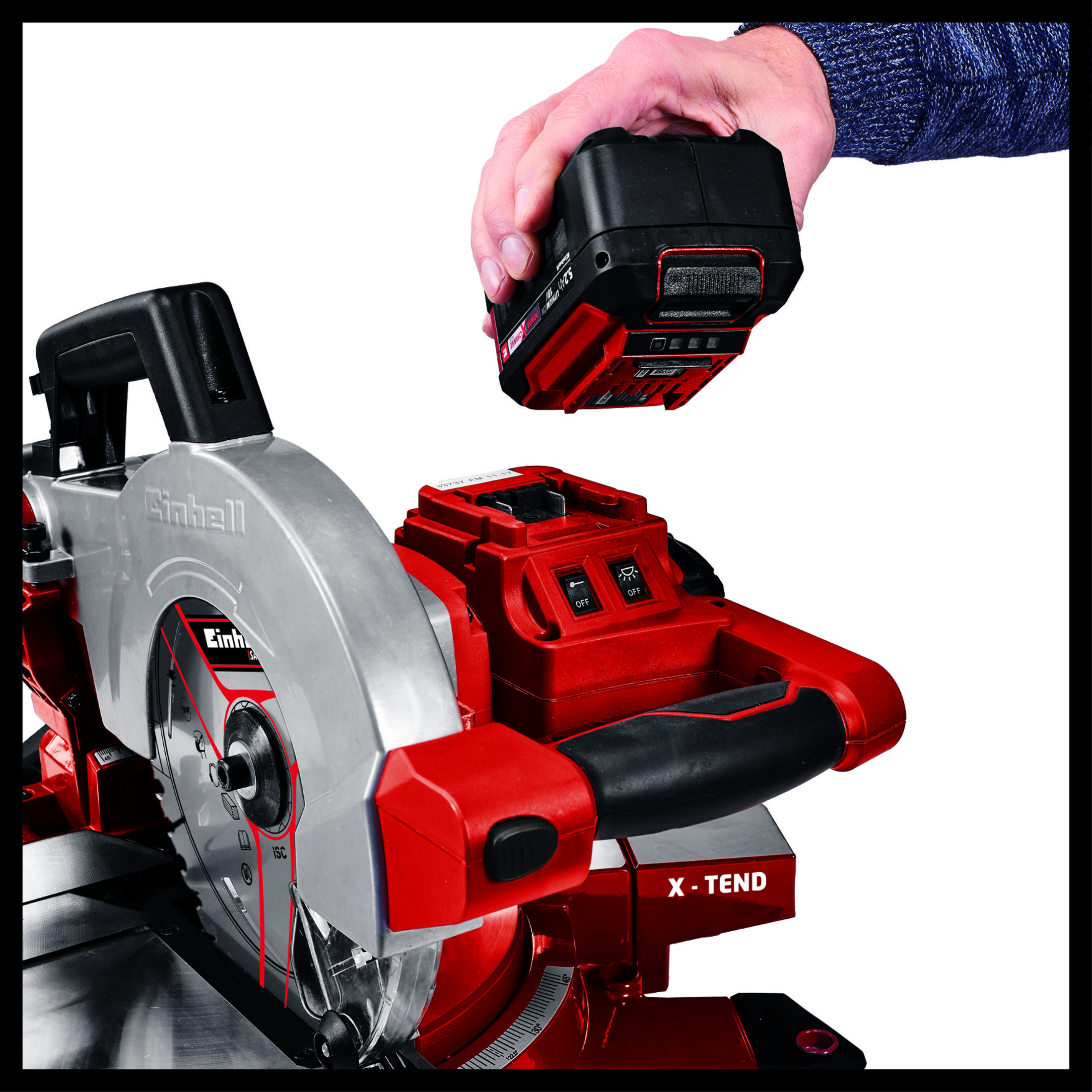 Eine Hand setzt einen rot-schwarzen Akku in eine rot-silberne Einhell X-Tend Gehrungssäge ein.