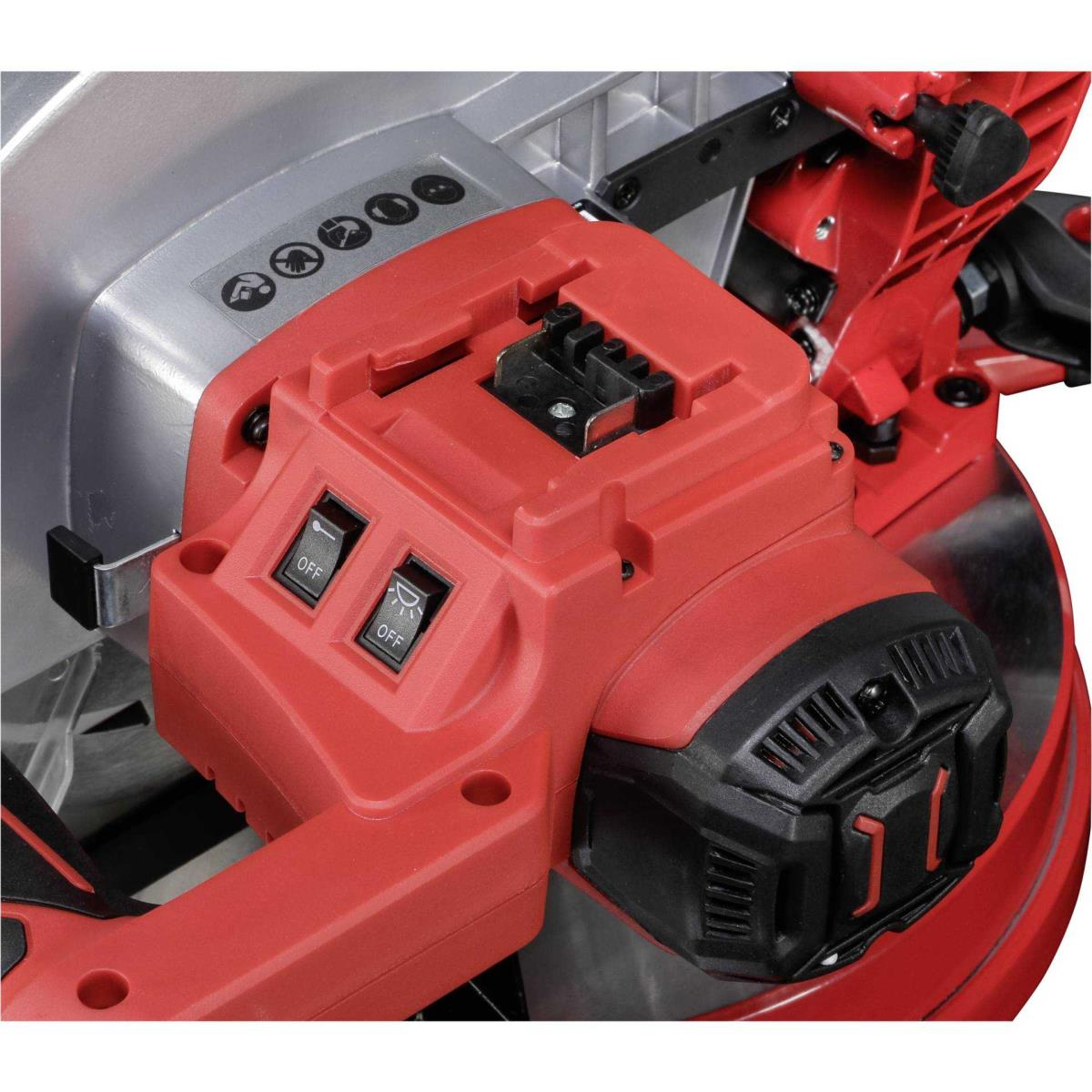 Eine Nahaufnahme des Batterieanschlusses und der Schalter an einer rot-silbernen Einhell Gehrungssäge.