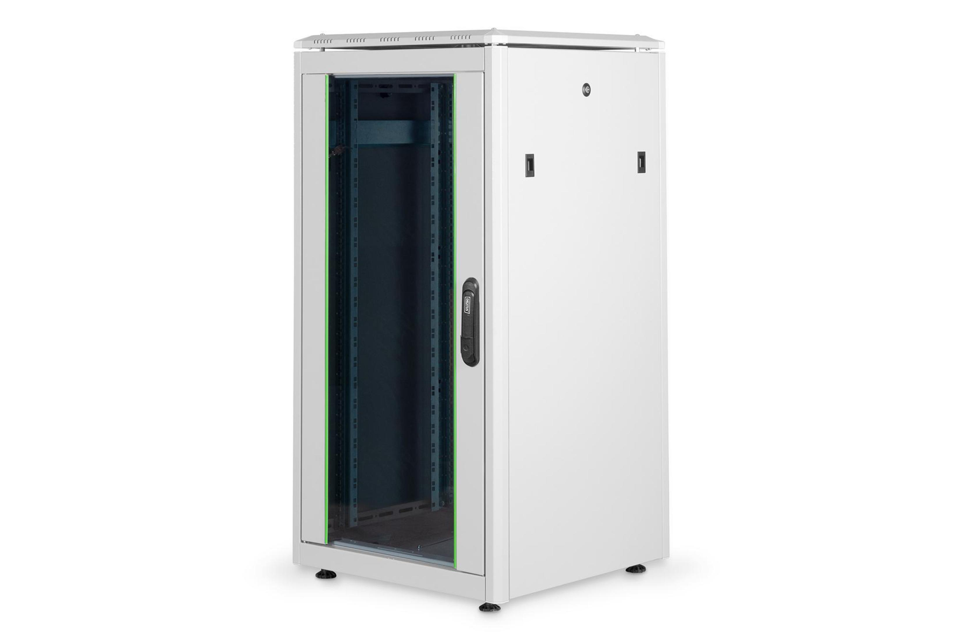 Ein hoher, weißer Serverschrank mit Glastür auf weißem Hintergrund.