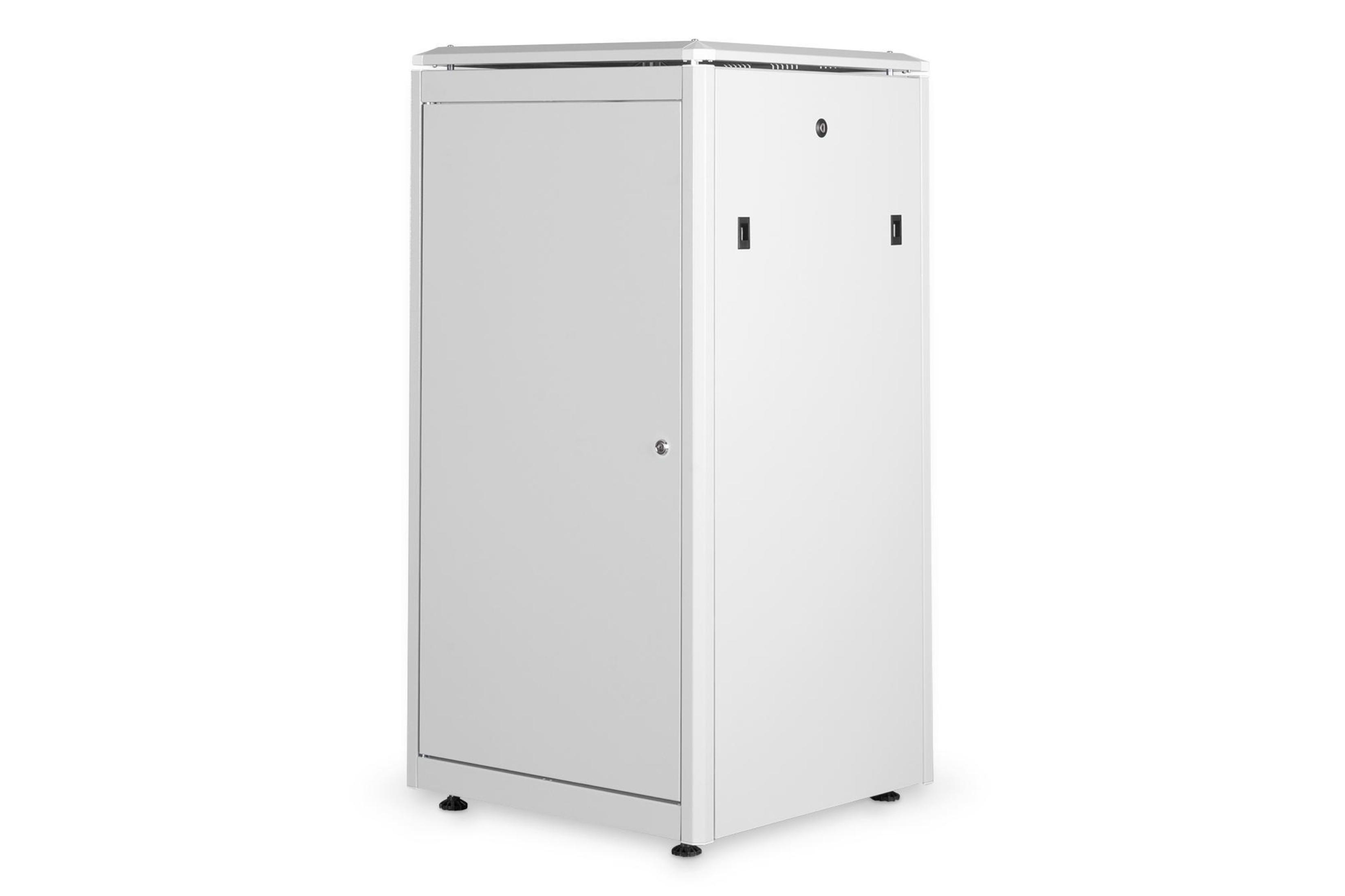 Ein hoher, weißer Serverschrank mit geschlossener Tür auf weißem Hintergrund.