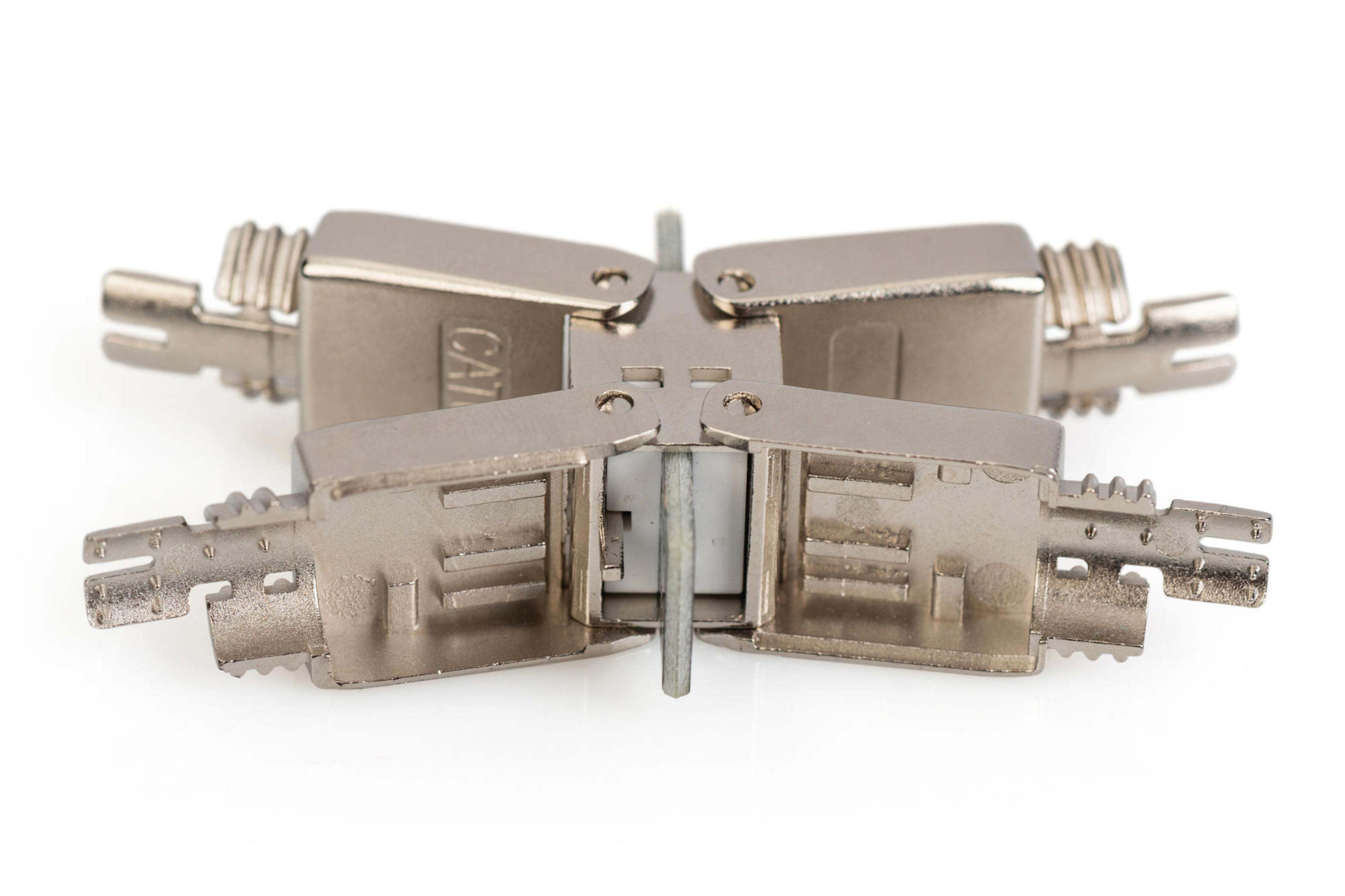 Vier CAT6A-Kabelverbinder sind zusammen angeordnet und zeigen ihre Metallkonstruktion und ihr Design für Netzwerkverbindungen.