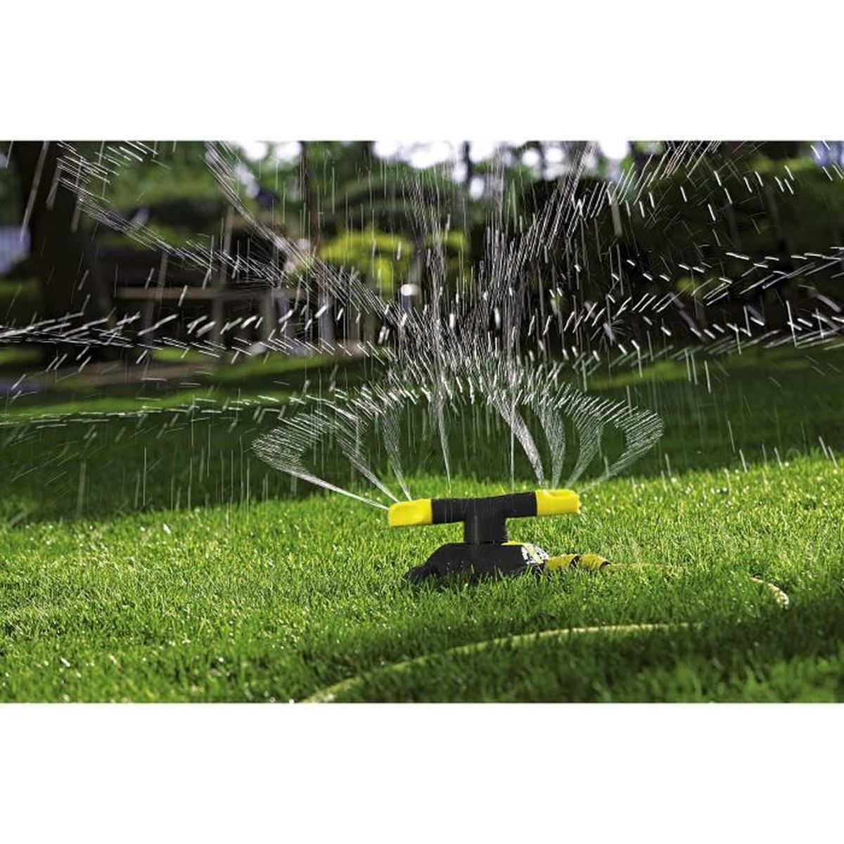 Ein schwarz-gelber Rasensprenger wird auf einem grünen Rasen mit sprühendem Wasser angezeigt.