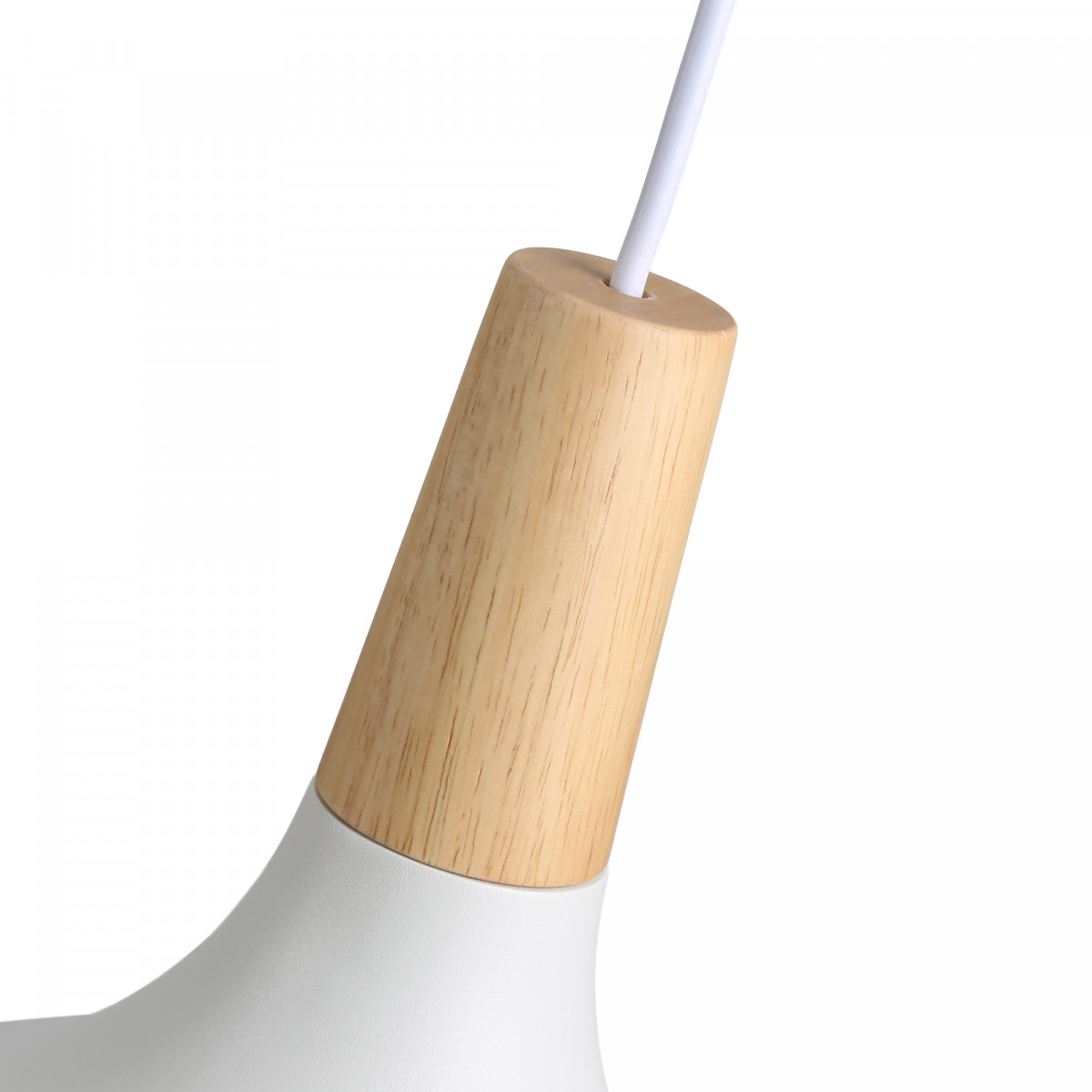 Primer plano de un detalle de madera en una lámpara colgante blanca, contra un fondo blanco brillante.