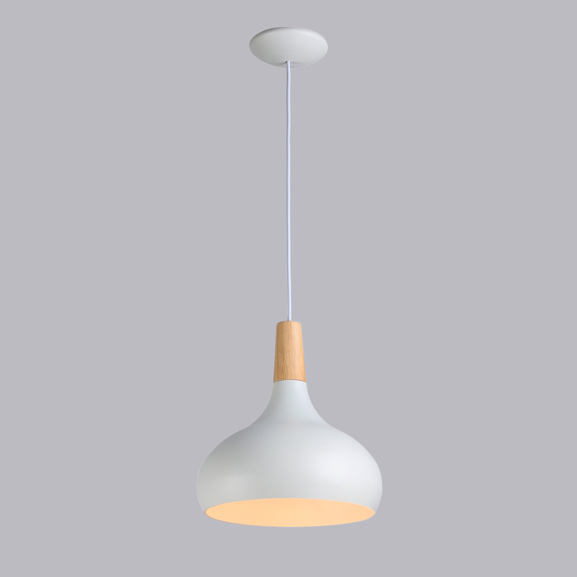 Una lámpara colgante blanca con un acento de madera cuelga contra un fondo gris liso, proyectando un brillo suave.