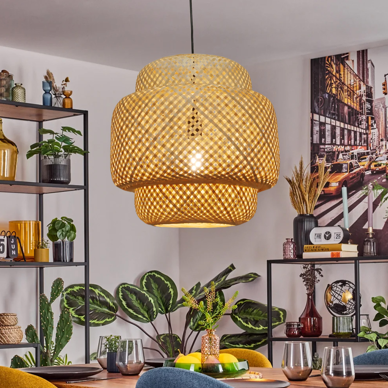 Una lámpara colgante de bambú tejido cuelga sobre una mesa de comedor en una habitación llena de plantas y decoración.