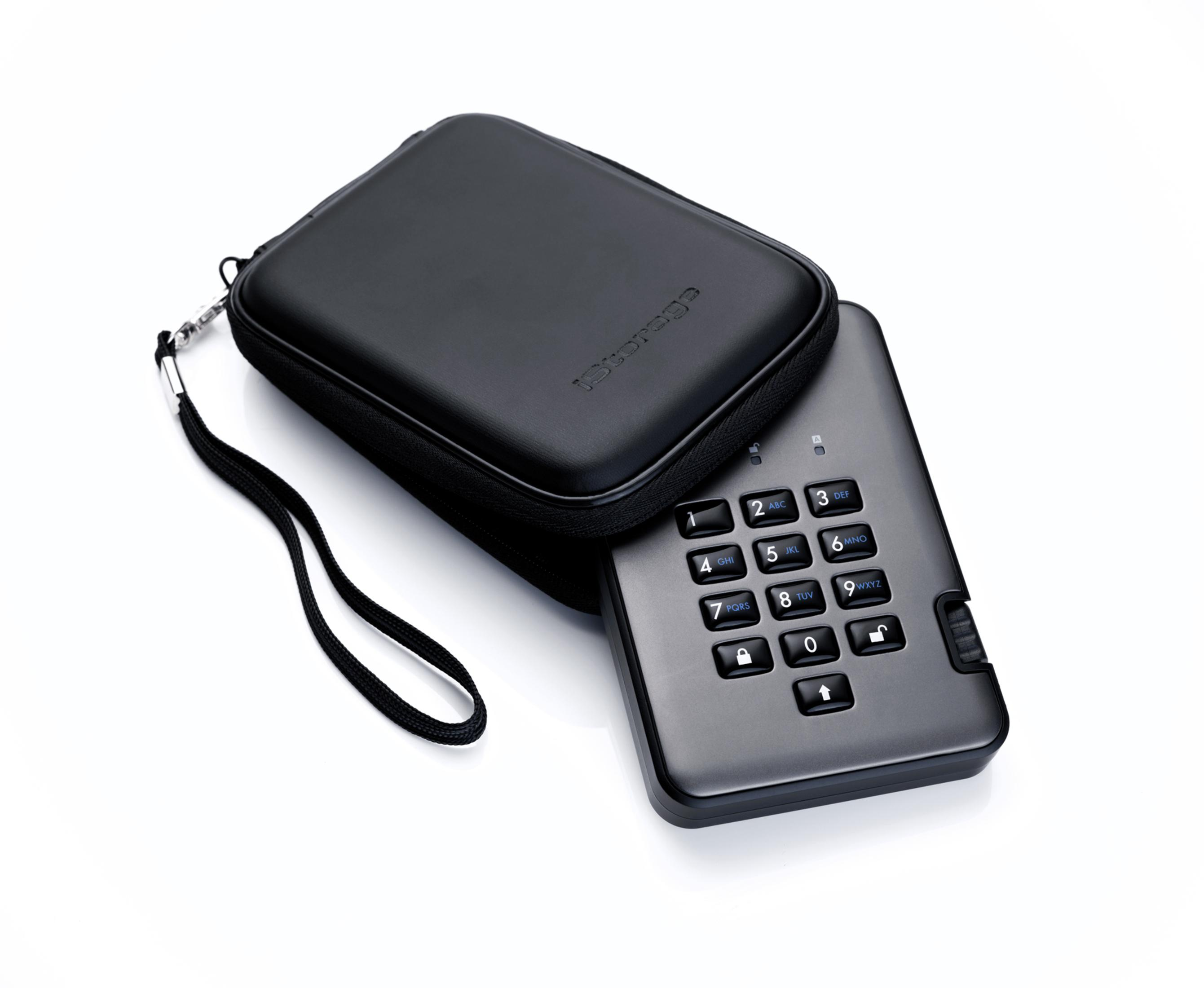 Graues iStorage-Gerät mit Tastatur neben einer schwarzen Schutzhülle mit Griff auf Weiß.