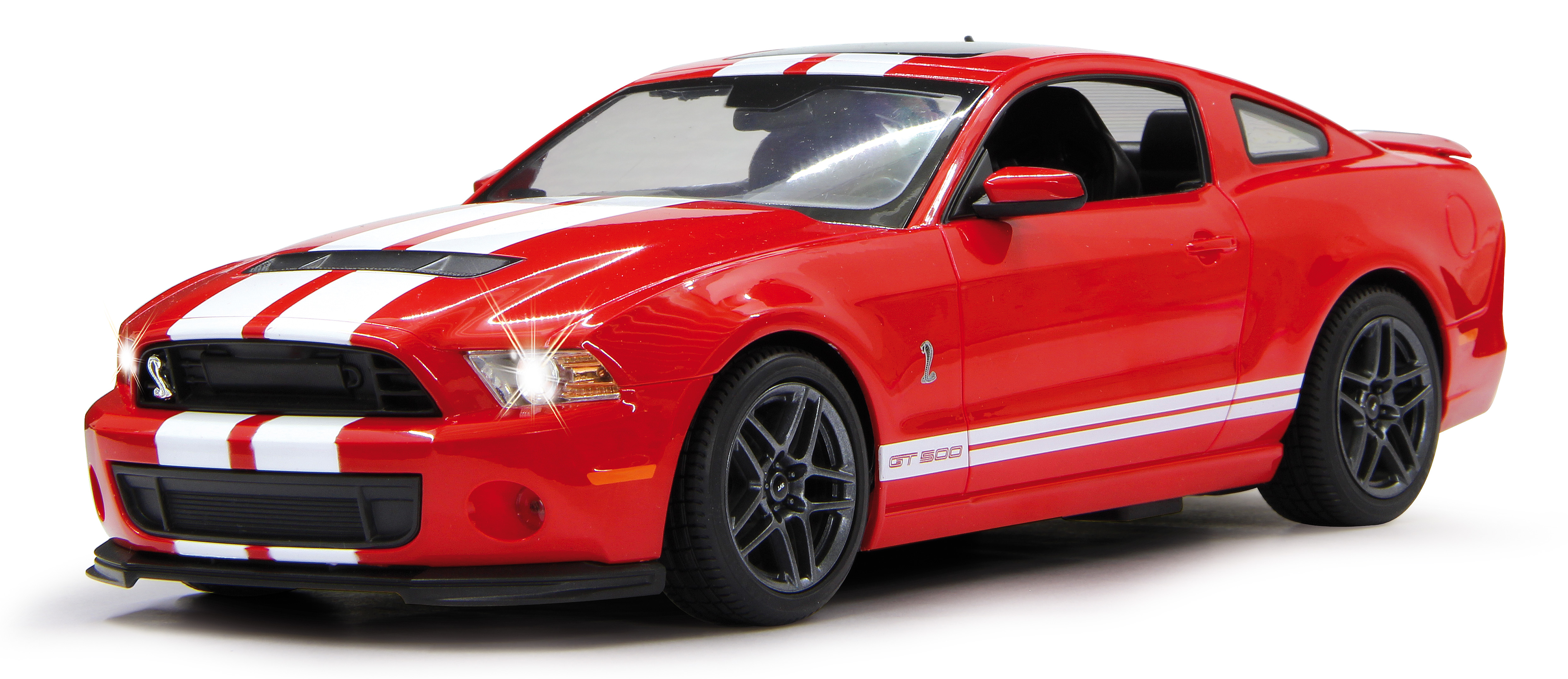 Ein rotes Ford Shelby GT500 Spielzeugauto mit weißen Streifen und schwarzen Rädern wird ausgestellt.