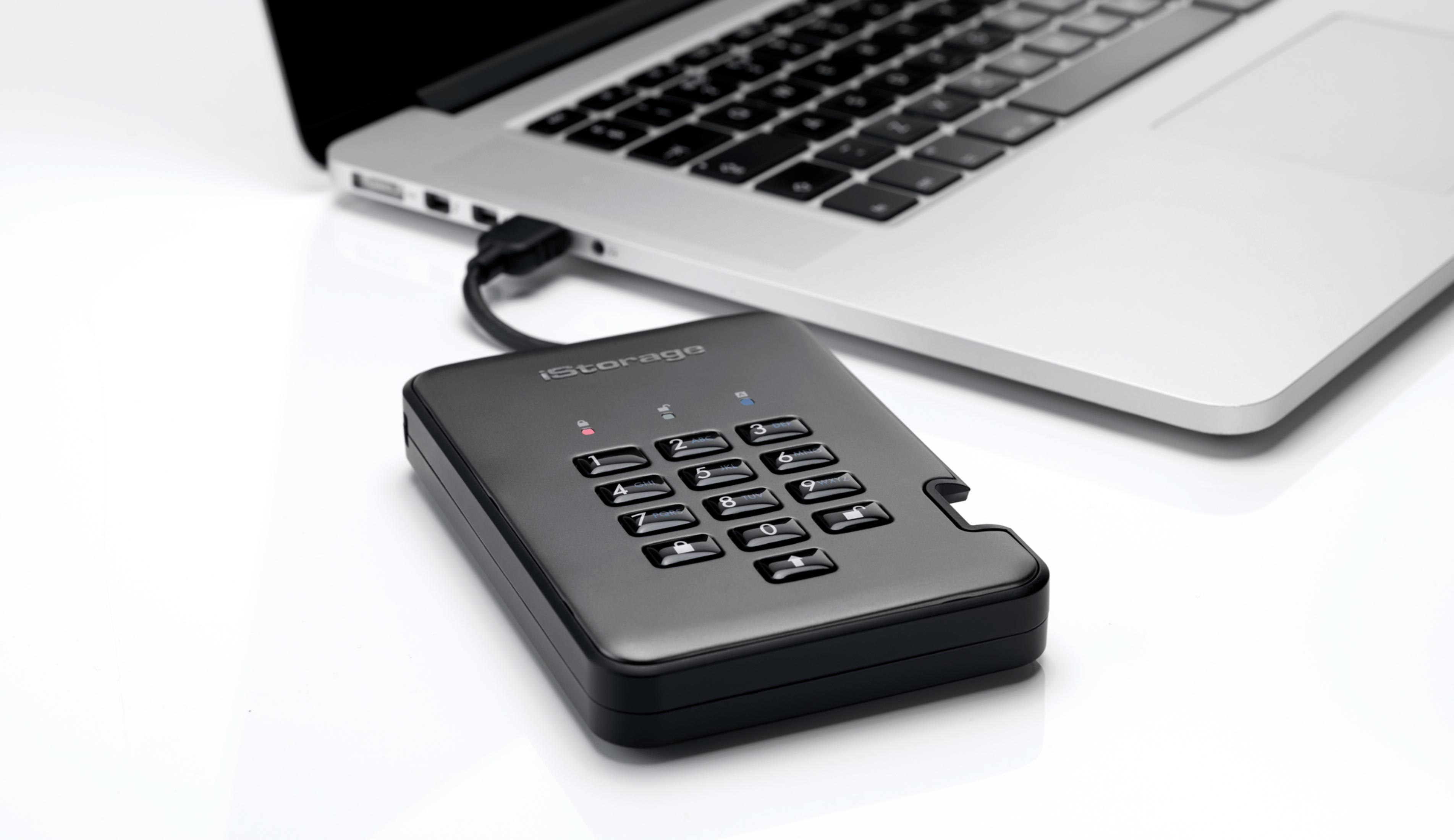 iStorage-Gerät mit Laptop verbunden, vor einem schlichten weißen Hintergrund.