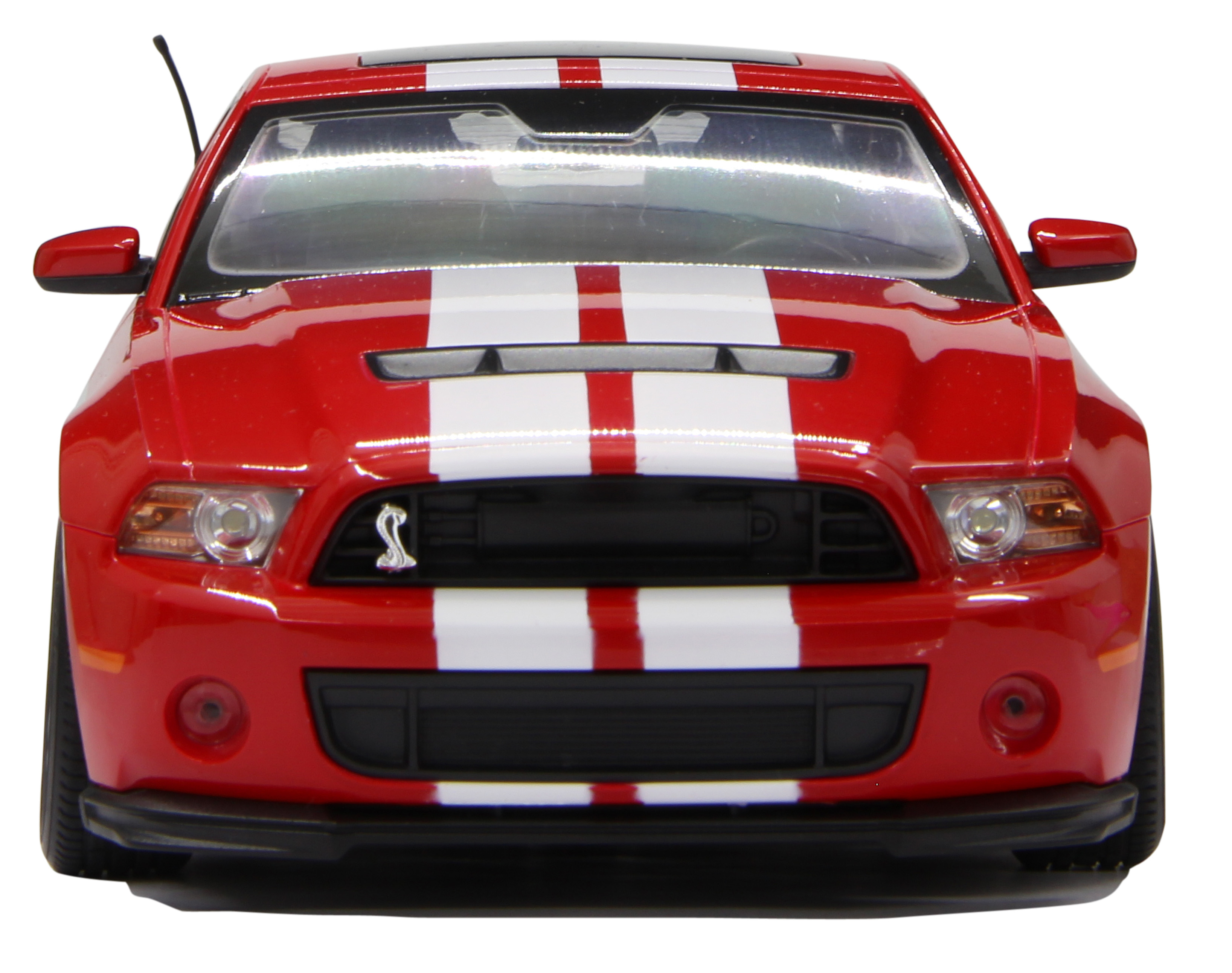 Vorderansicht eines roten Ford Shelby GT500 Spielzeugautos mit weißen Streifen auf der Motorhaube.