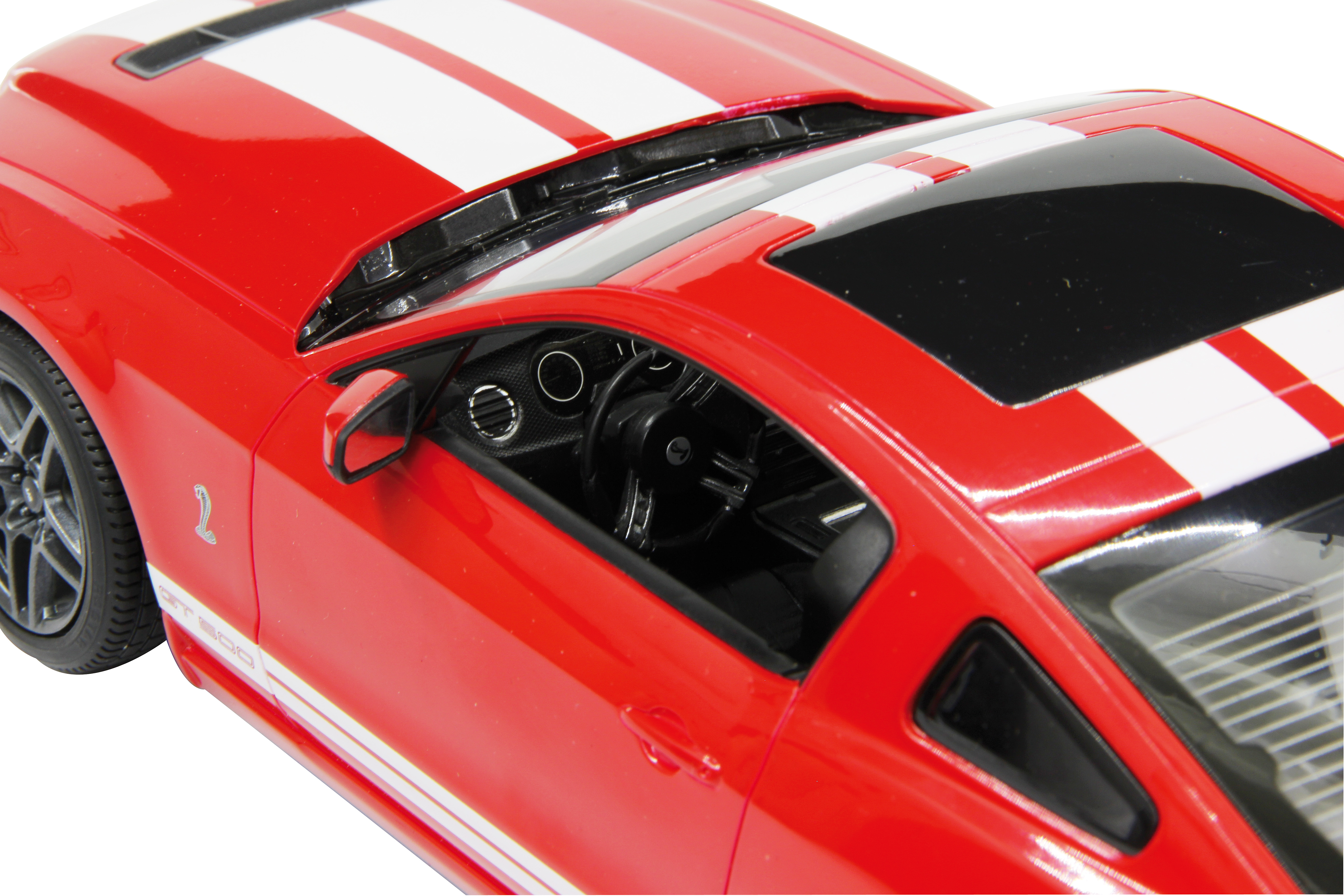 Nahaufnahme des Innenraums des roten Ford Shelby GT500 Spielzeugautos mit schwarzem Lenkrad.