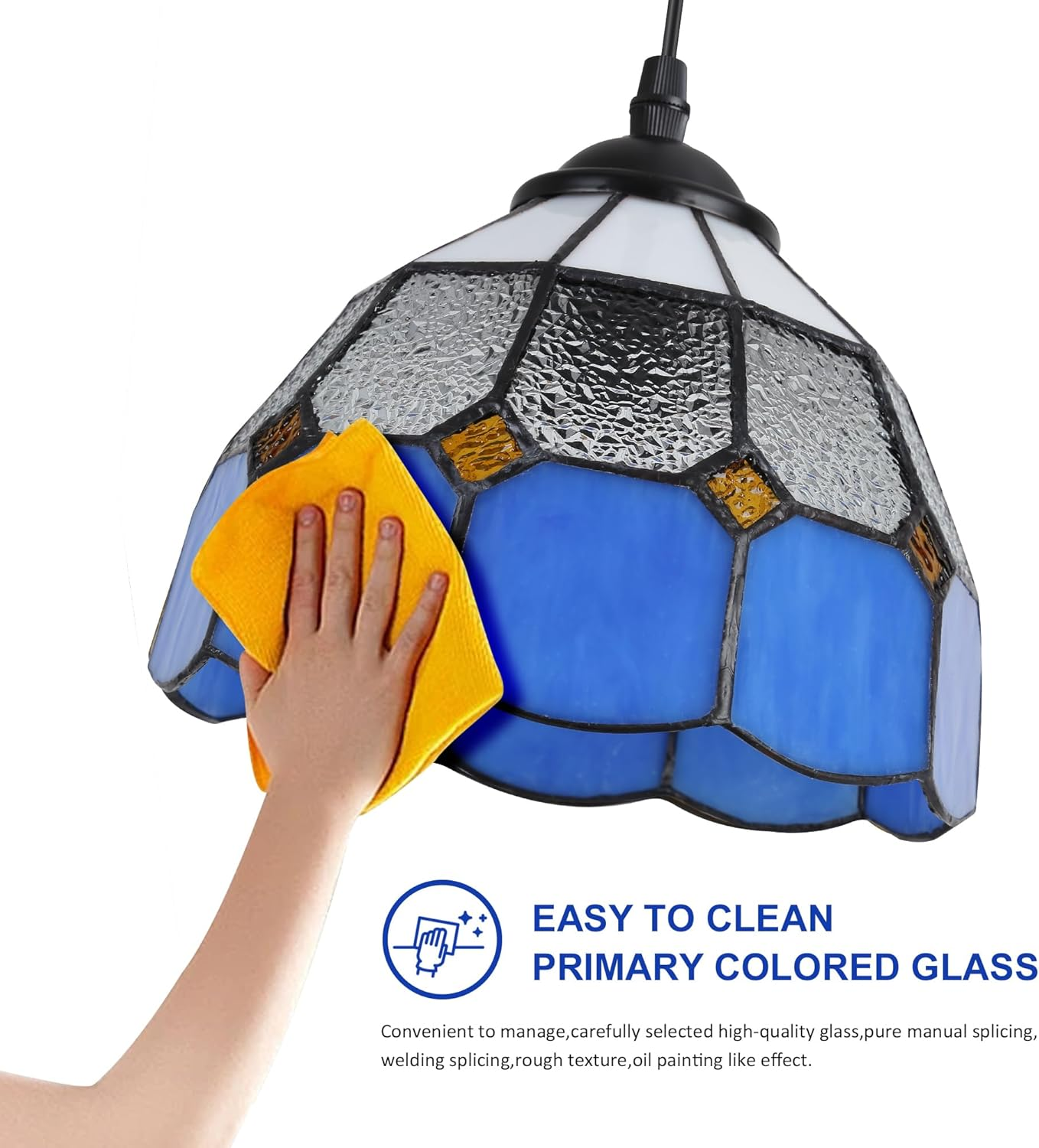 Una mano limpiando una lámpara estilo Tiffany con vidrieras azules y blancas con un paño amarillo.