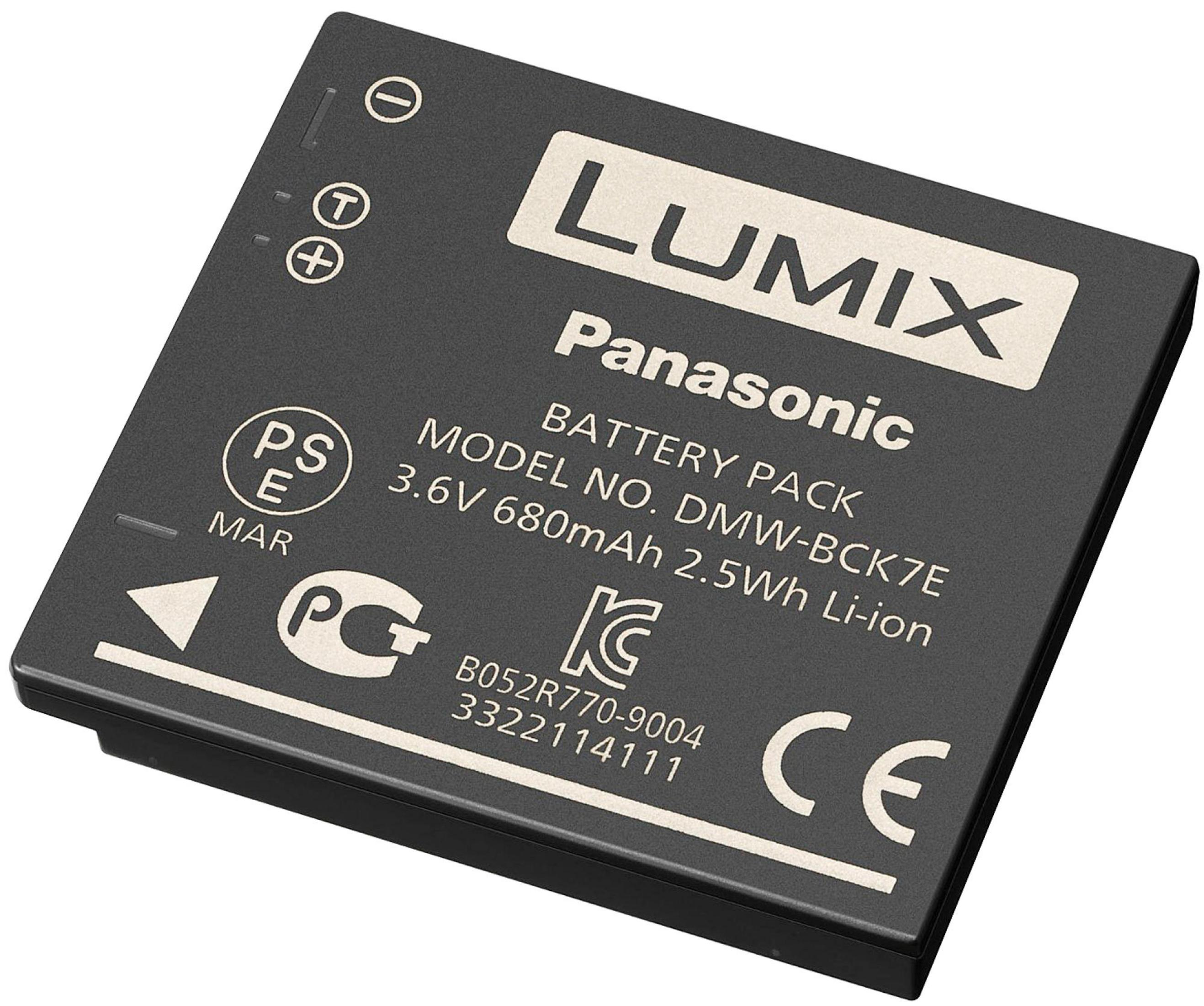 Ein schwarzer Lumix Panasonic Akku in einem Winkel auf einem weißen Hintergrund.