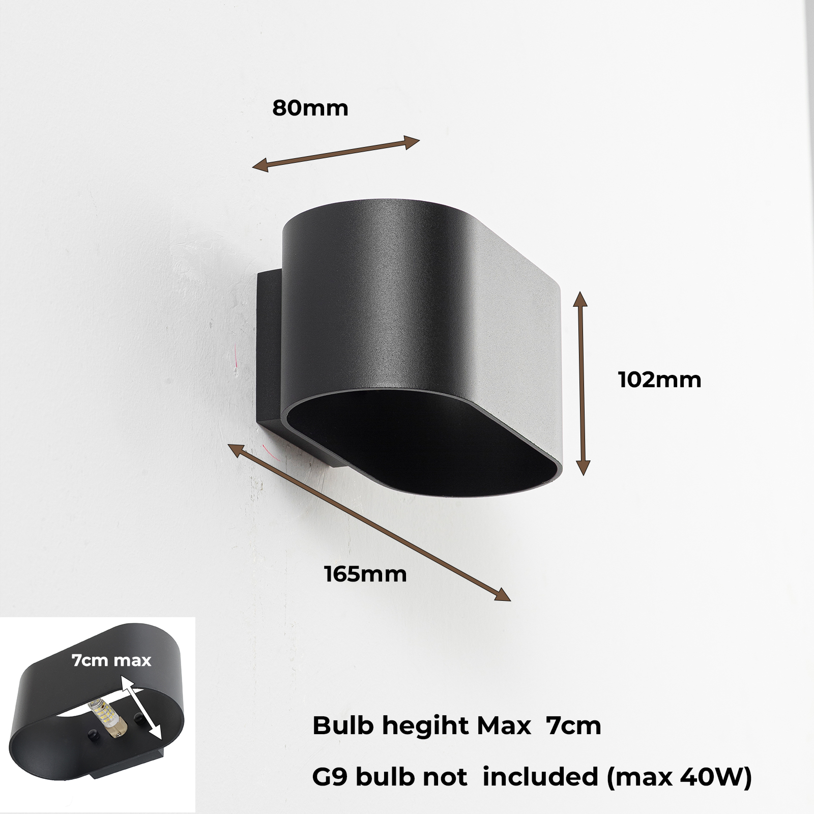 Lámpara de pared negra, dimensiones indicadas. Bombilla G9 no incluida. Altura máxima de la bombilla 7 cm. La lámpara está montada en una pared blanca.