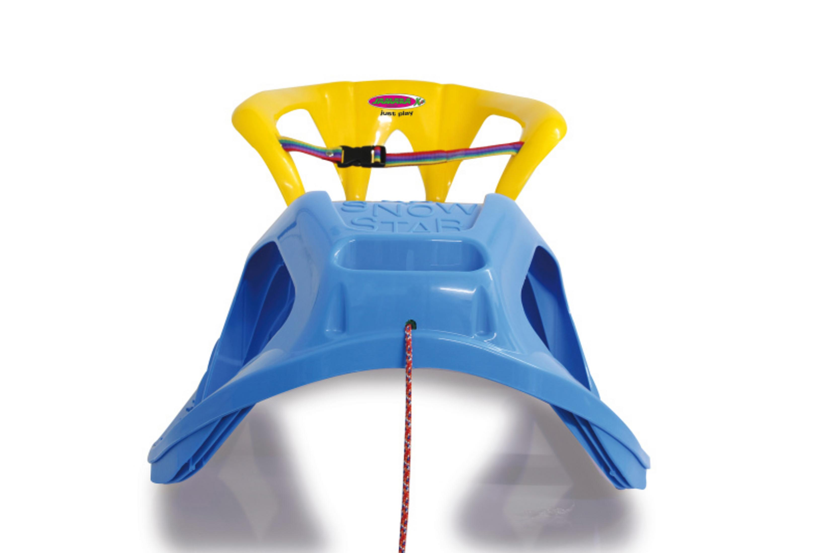 Ein blauer Plastikschlitten mit einem gelben Sitz und einem Zugseil, isoliert auf einem weißen Hintergrund.