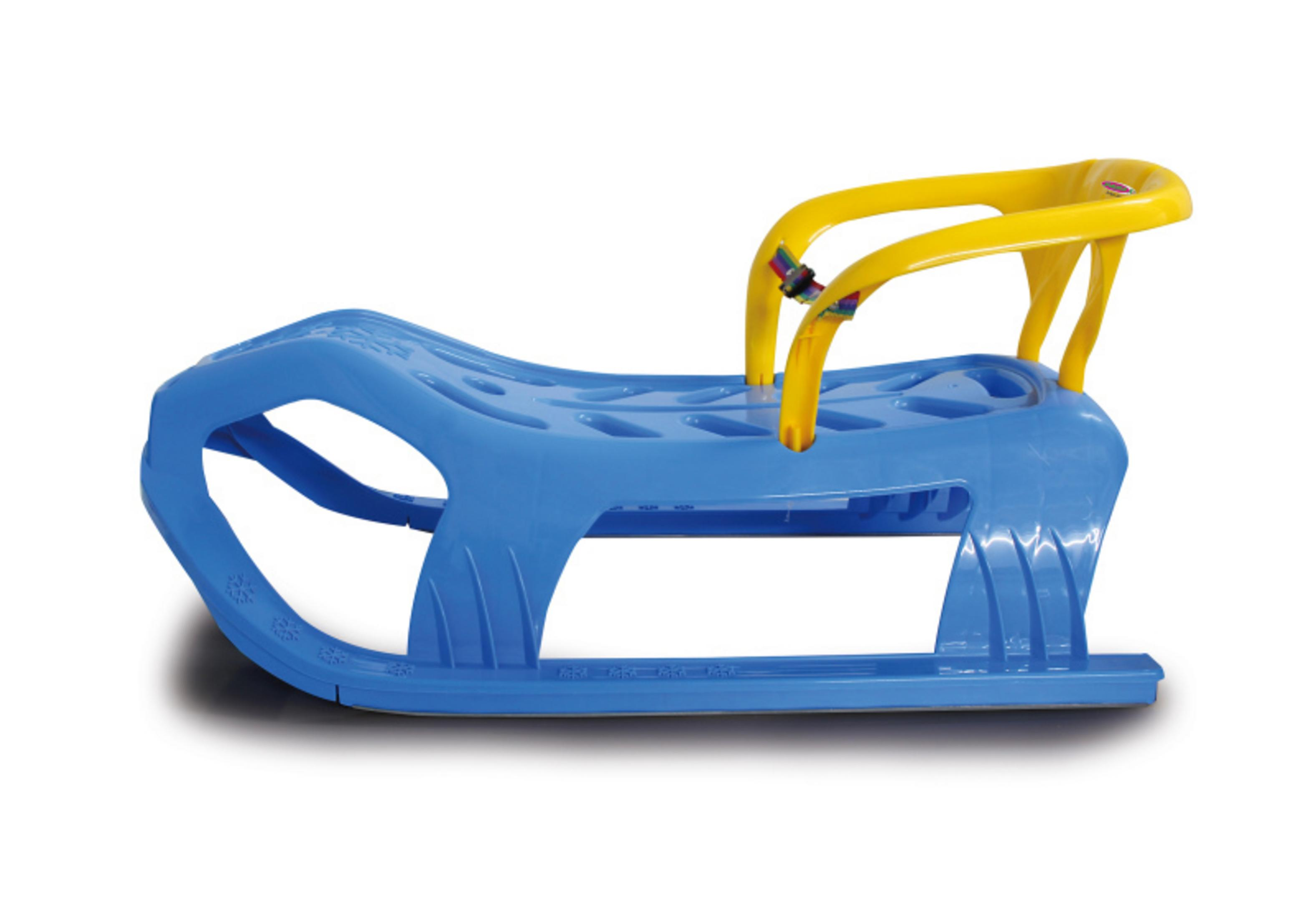 Ein blauer Plastikschlitten mit einem gelben Sitz, isoliert auf einem weißen Hintergrund.