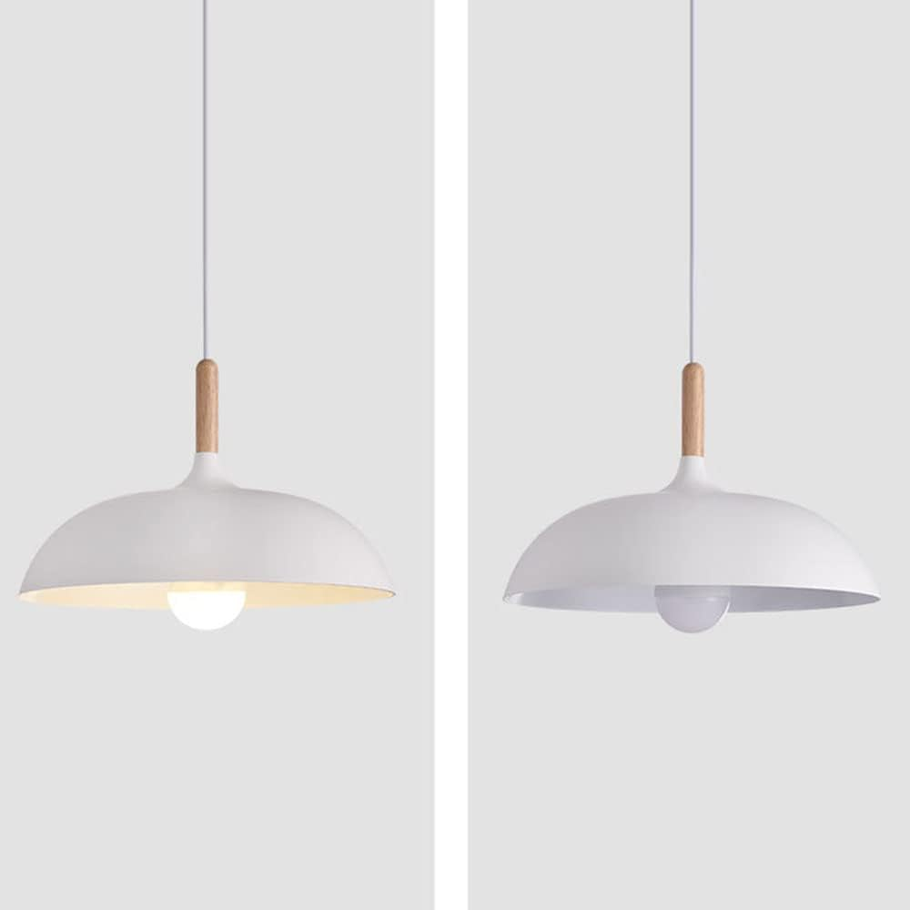Dos lámparas colgantes blancas con detalles de madera, una encendida y otra apagada, sobre un fondo gris.