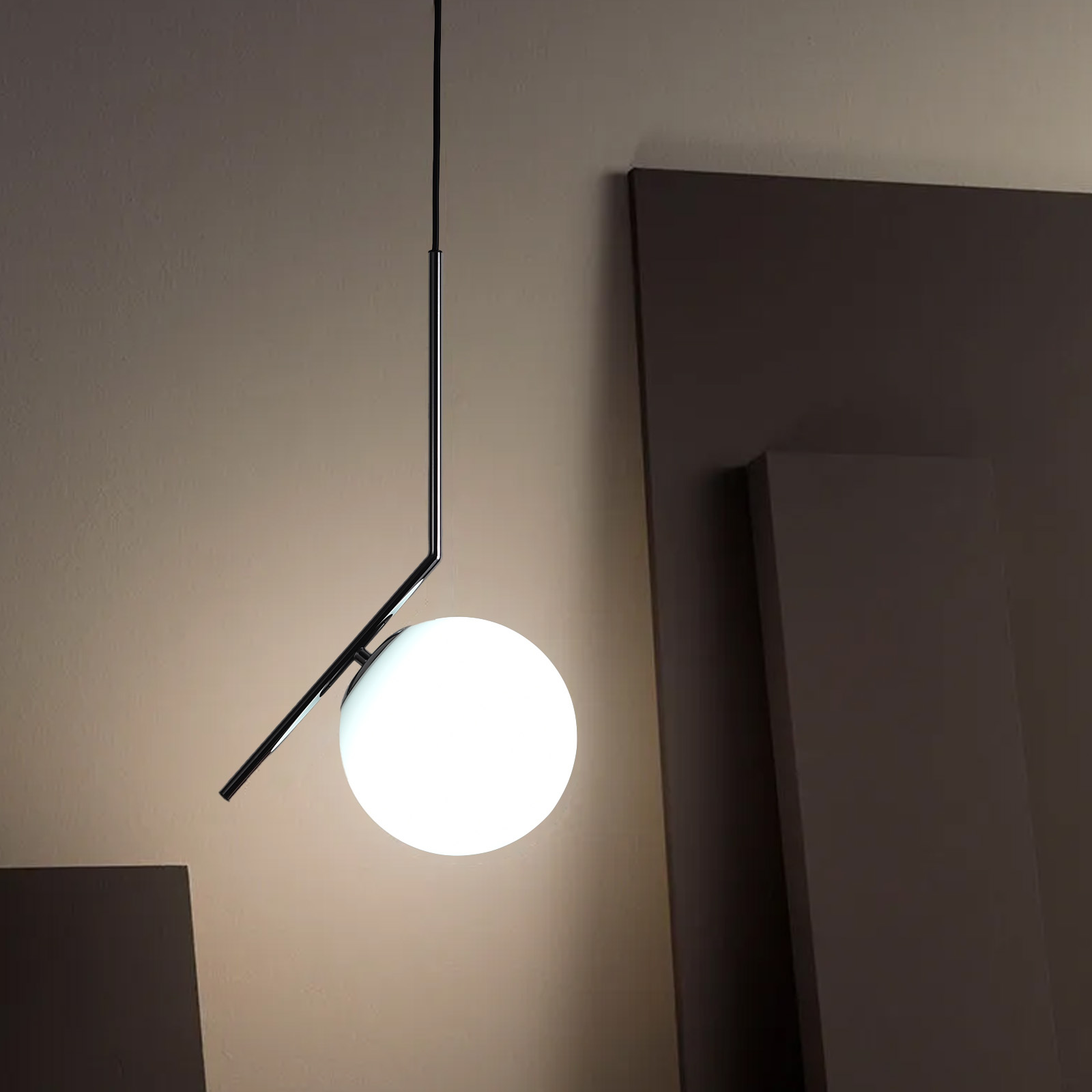 Una lámpara colgante con una pantalla esférica blanca cuelga en una habitación con paredes marrones y decoraciones geométricas.