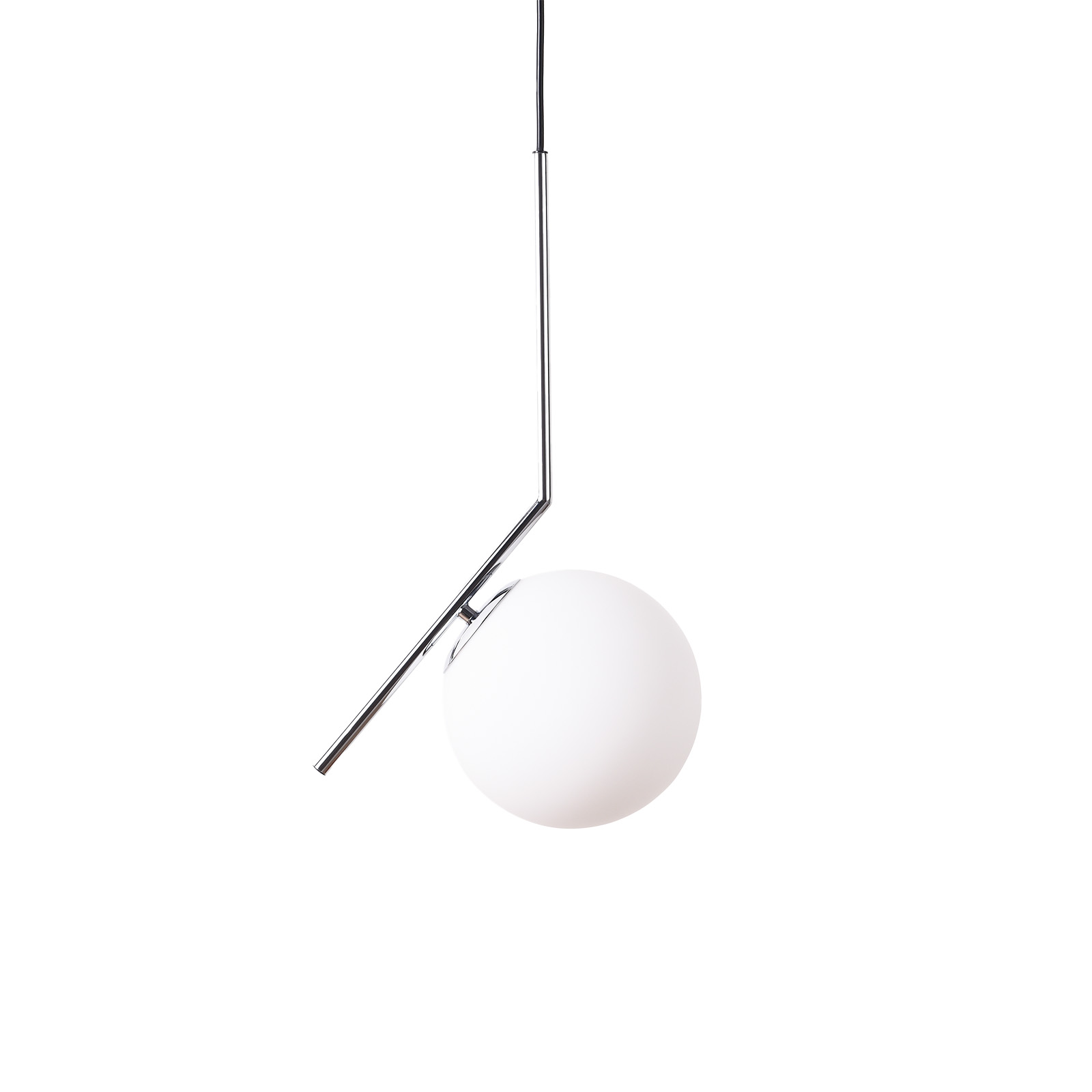 Una lámpara colgante cromada con una pantalla esférica de vidrio blanco cuelga sobre un fondo blanco.