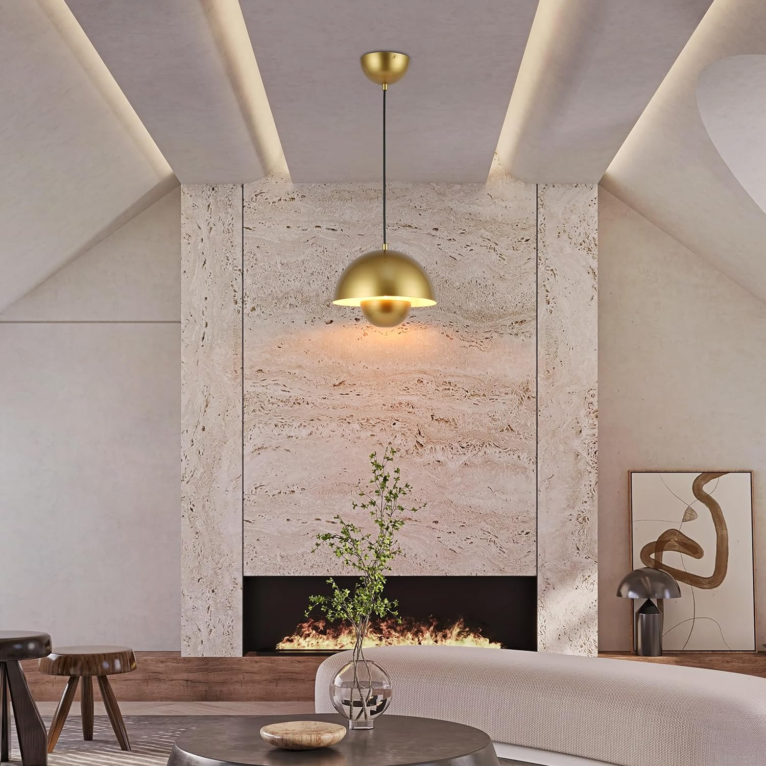 Una lámpara colgante dorada cuelga sobre una sala de estar con chimenea, asientos y decoración.