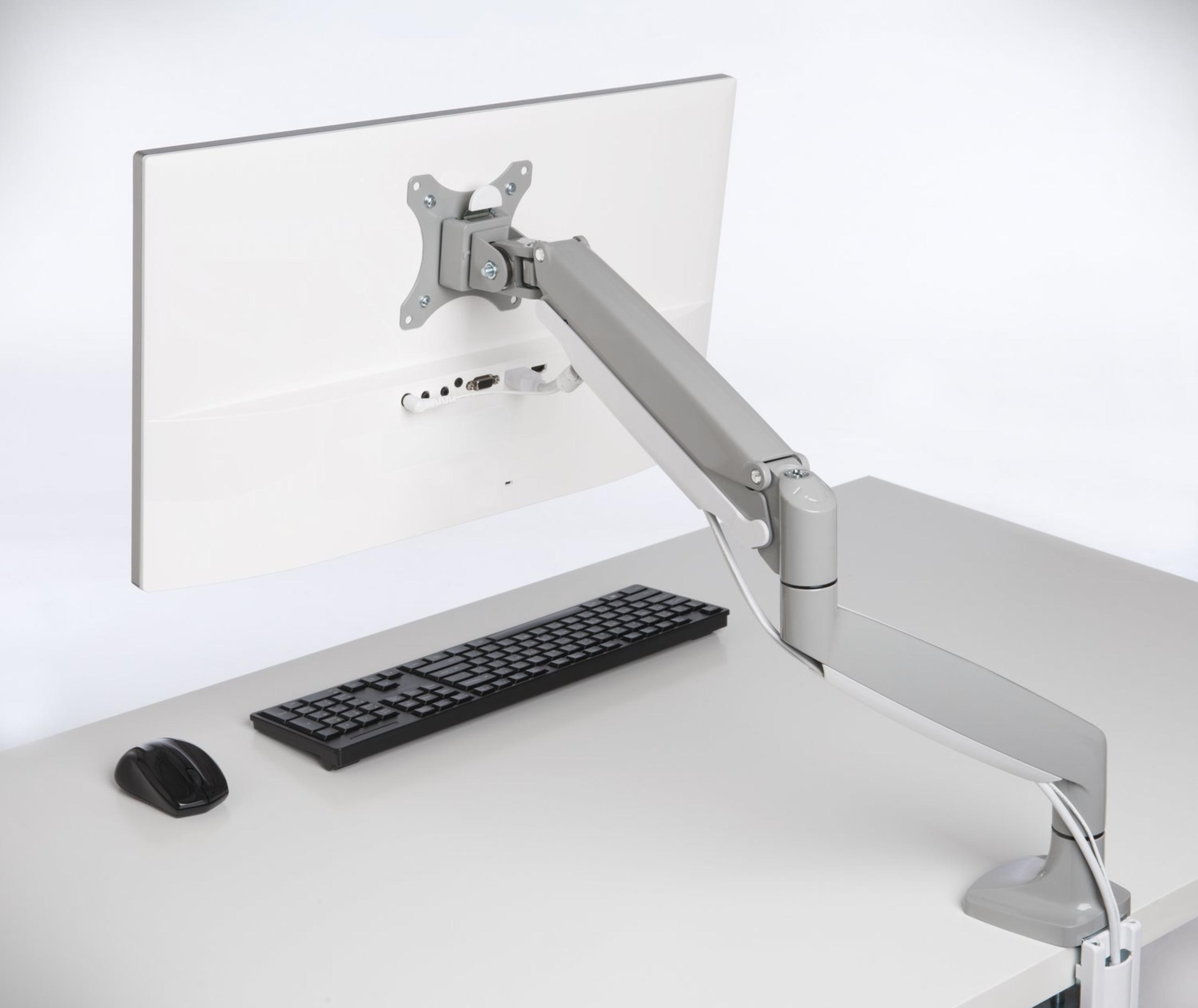 Ein grauer Monitorarm stützt einen weißen Monitor auf einem weißen Schreibtisch mit Tastatur und Maus.