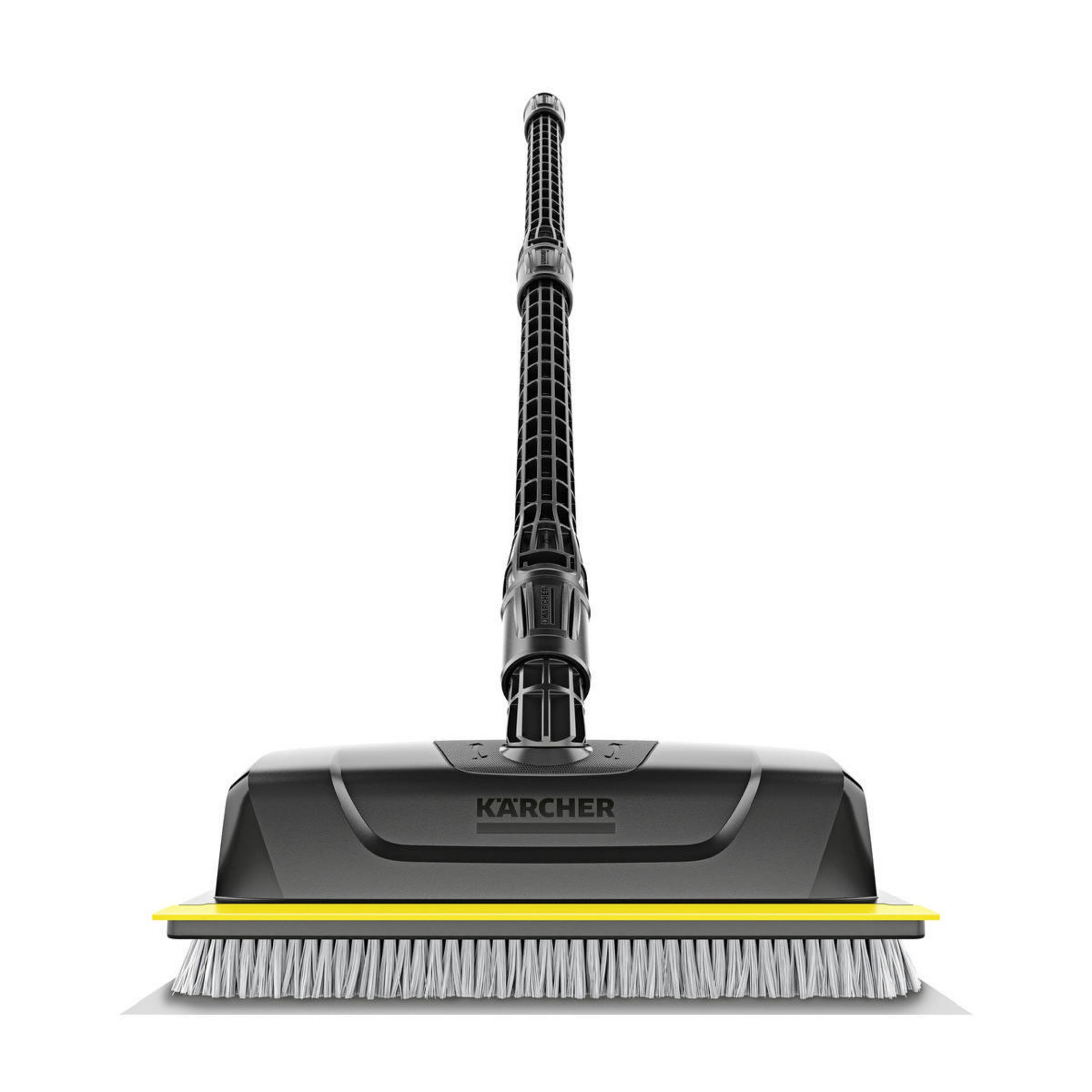 Czarna szczotka Kärcher z żółtym ostrzem i białym włosiem, wyśrodkowana na białym tle.