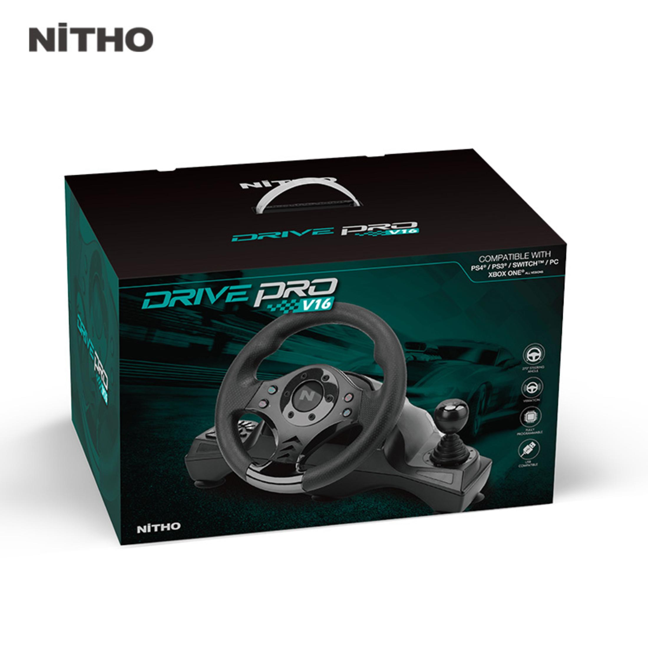 Ein Spielcontroller-Lenkrad und Pedale in einer Schachtel. Der Markenname ist NiTHO, Drive Pro V16.