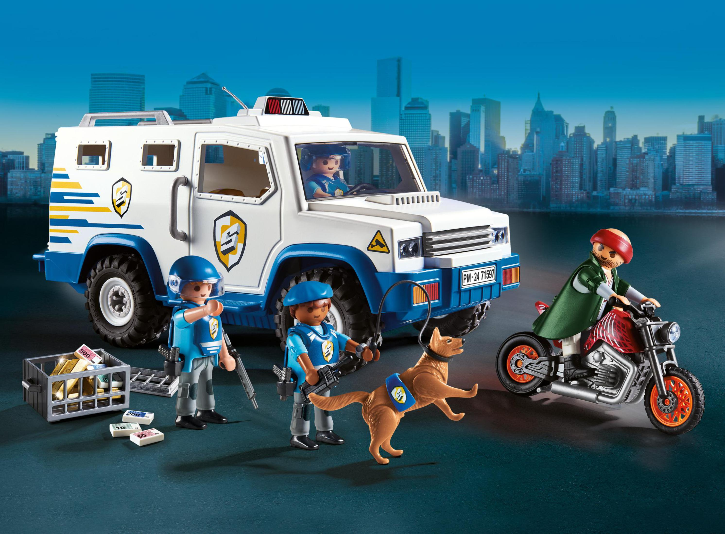 Set Playmobil con camion blindato, personaggi, cane e moto. Sfondo con skyline urbano.