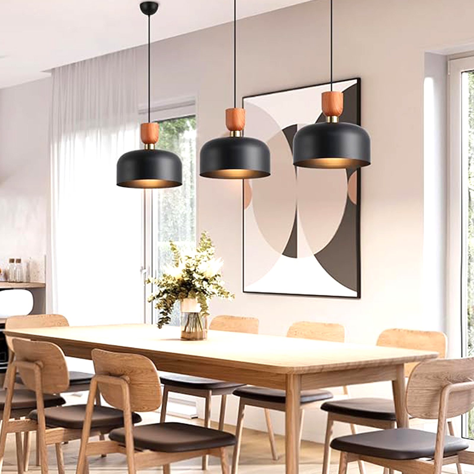 Tres lámparas colgantes negras con detalles de madera cuelgan sobre una mesa de comedor de madera con sillas en una habitación luminosa.