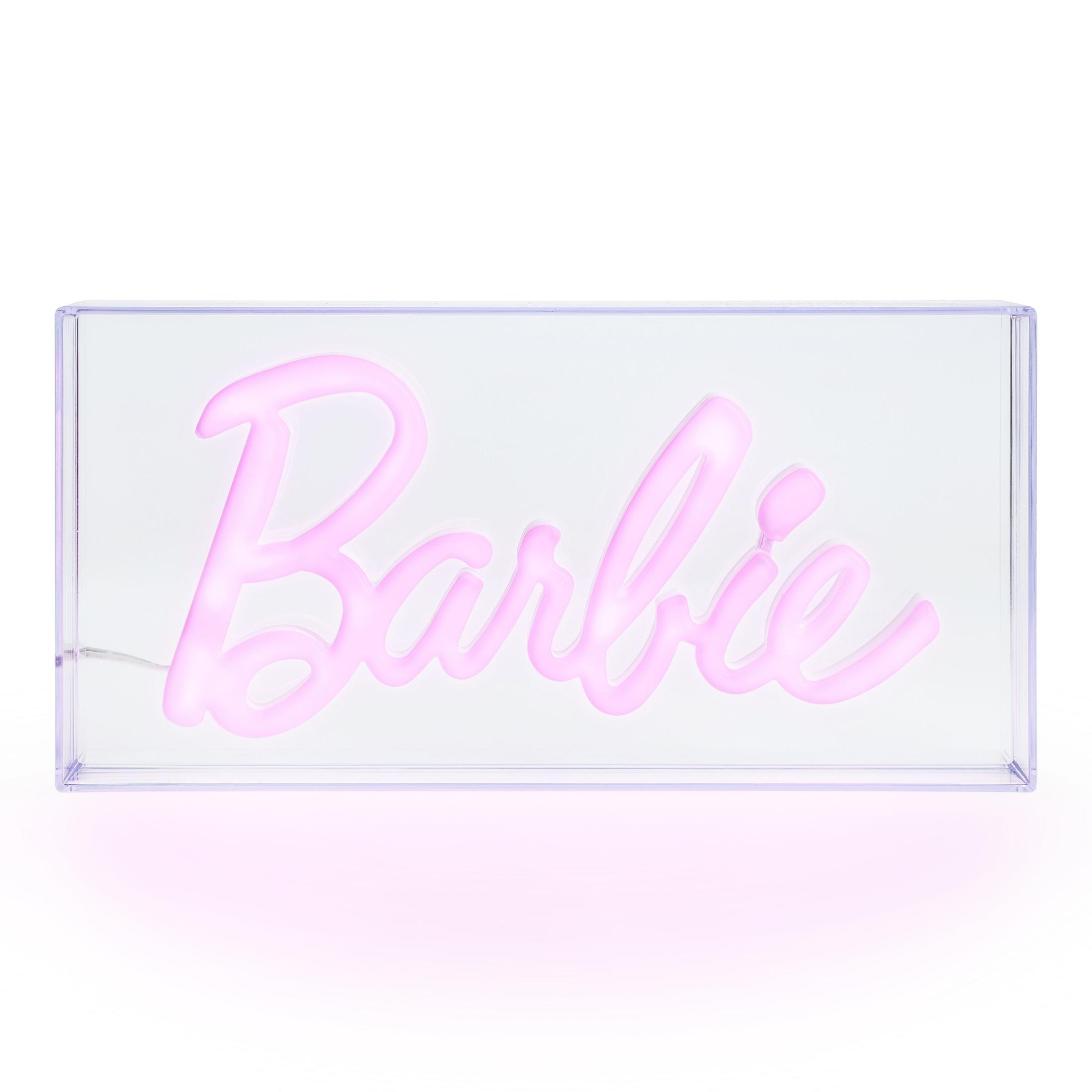 Różowy neonowy znak „Barbie” zamknięty w przezroczystym plastiku, świecący na białej powierzchni. Znak odbija się na powierzchni poniżej.