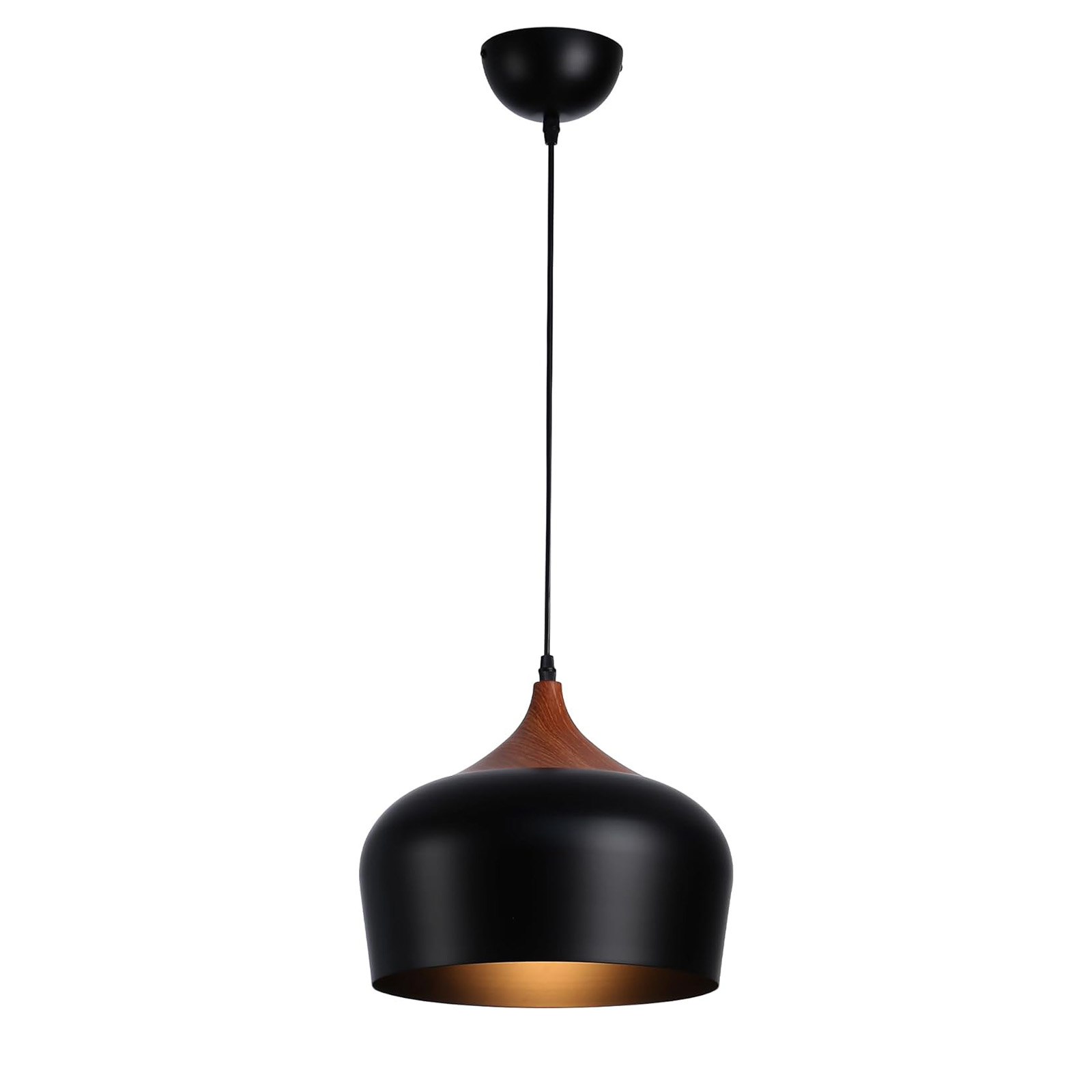 Lámpara colgante con pantalla negra y parte superior de madera. La lámpara está colgada y encendida. Emite luz dorada.