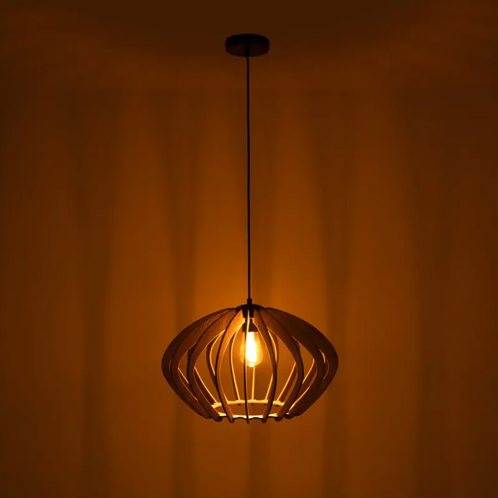 Lámpara colgante de madera iluminada, con bombilla visible.