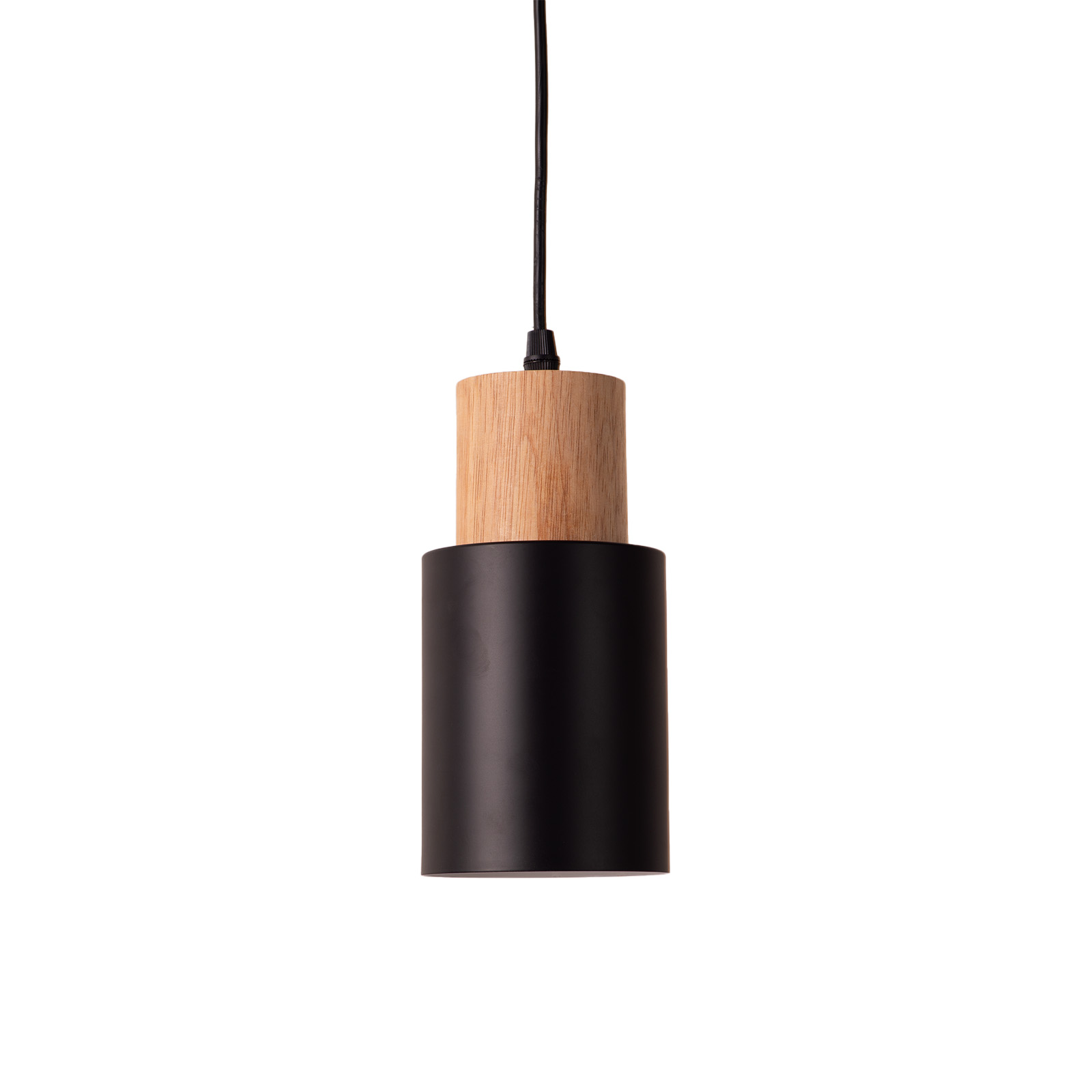 Una lámpara colgante negra y de madera cuelga sobre un fondo blanco. Es cilíndrica.