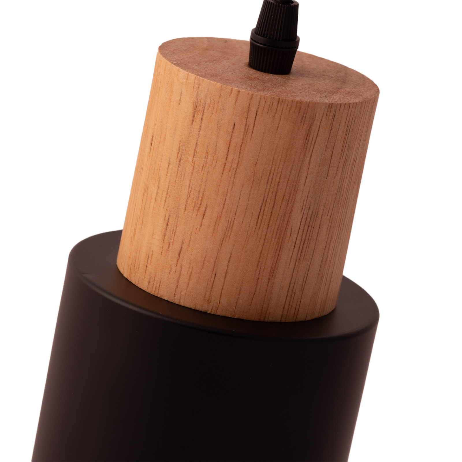 Primer plano de una lámpara colgante negra y de madera. La parte superior de madera es cilíndrica y está unida al negro.