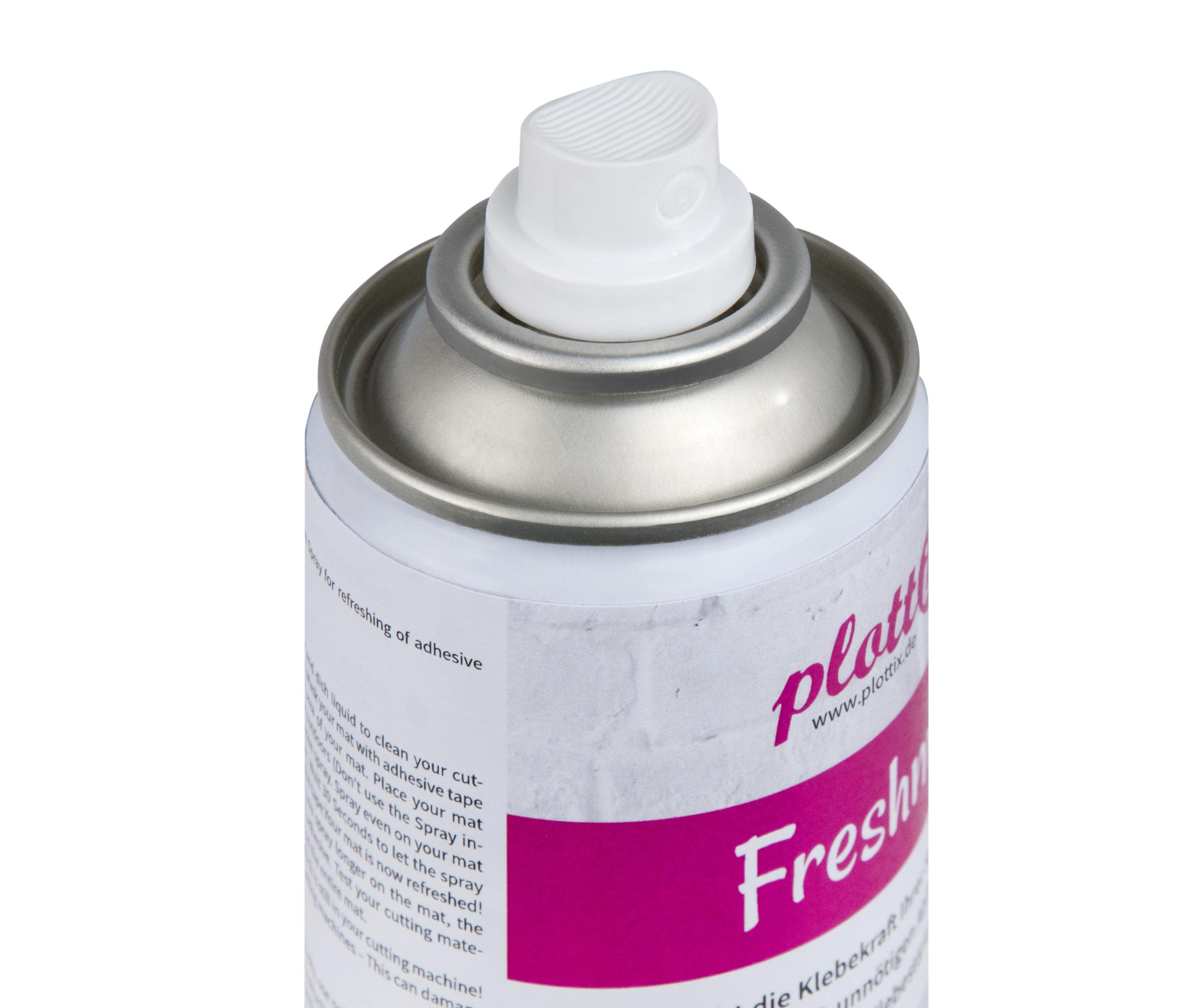 Nahaufnahme einer Sprühdosendüse und eines Teils der Dose, wobei das plottiX Freshmat-Etikett sichtbar ist.