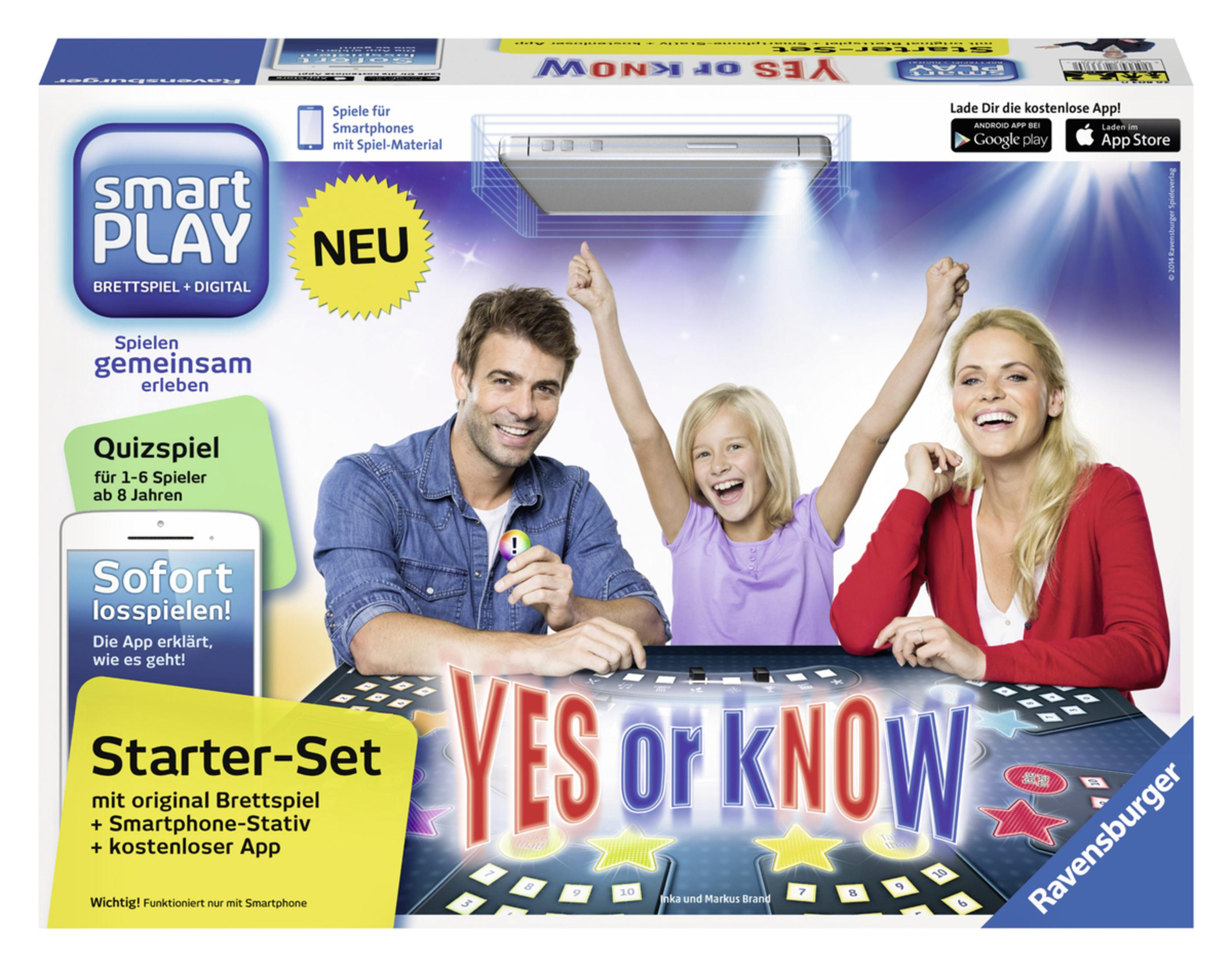 Eine Familie spielt ein Brettspiel. Die Spielbox ist im Hintergrund. Die Box hat Text und ein Bild.