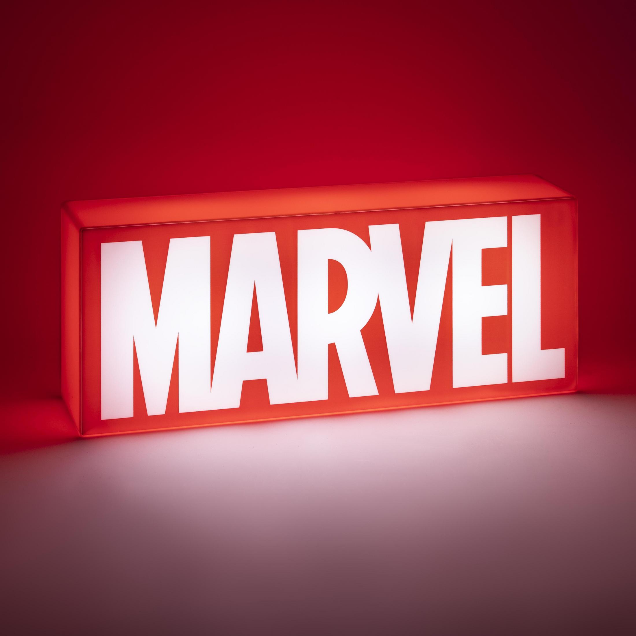 Roter Marvel-Logo-Leuchtkasten mit weißen MARVEL-Buchstaben, beleuchtet auf rotem Hintergrund.