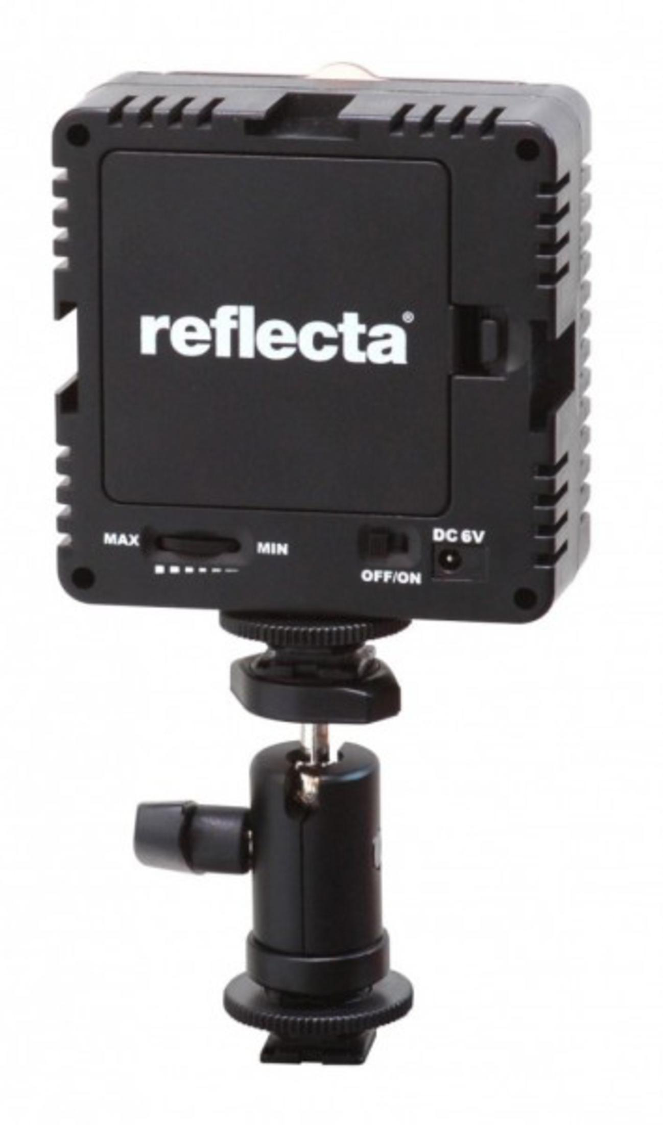 Schwarzes LED-Videolicht mit Bedienelementen und Halterung. Auf der Rückseite steht reflecta. DC 5V.
