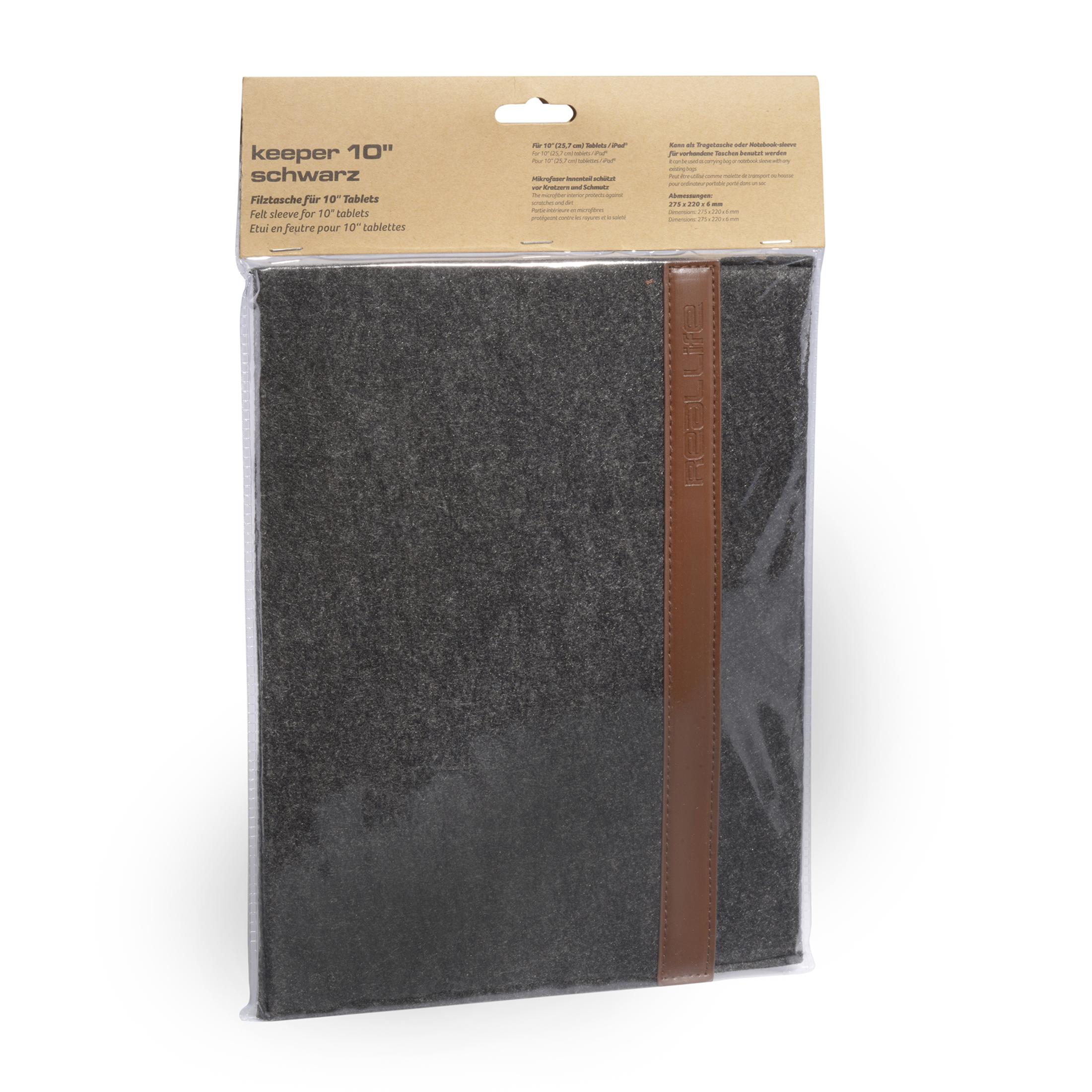 Schwarze Filzhülle für ein Tablet in Verpackung. Brauner Lederriemen. Weißer Hintergrund.