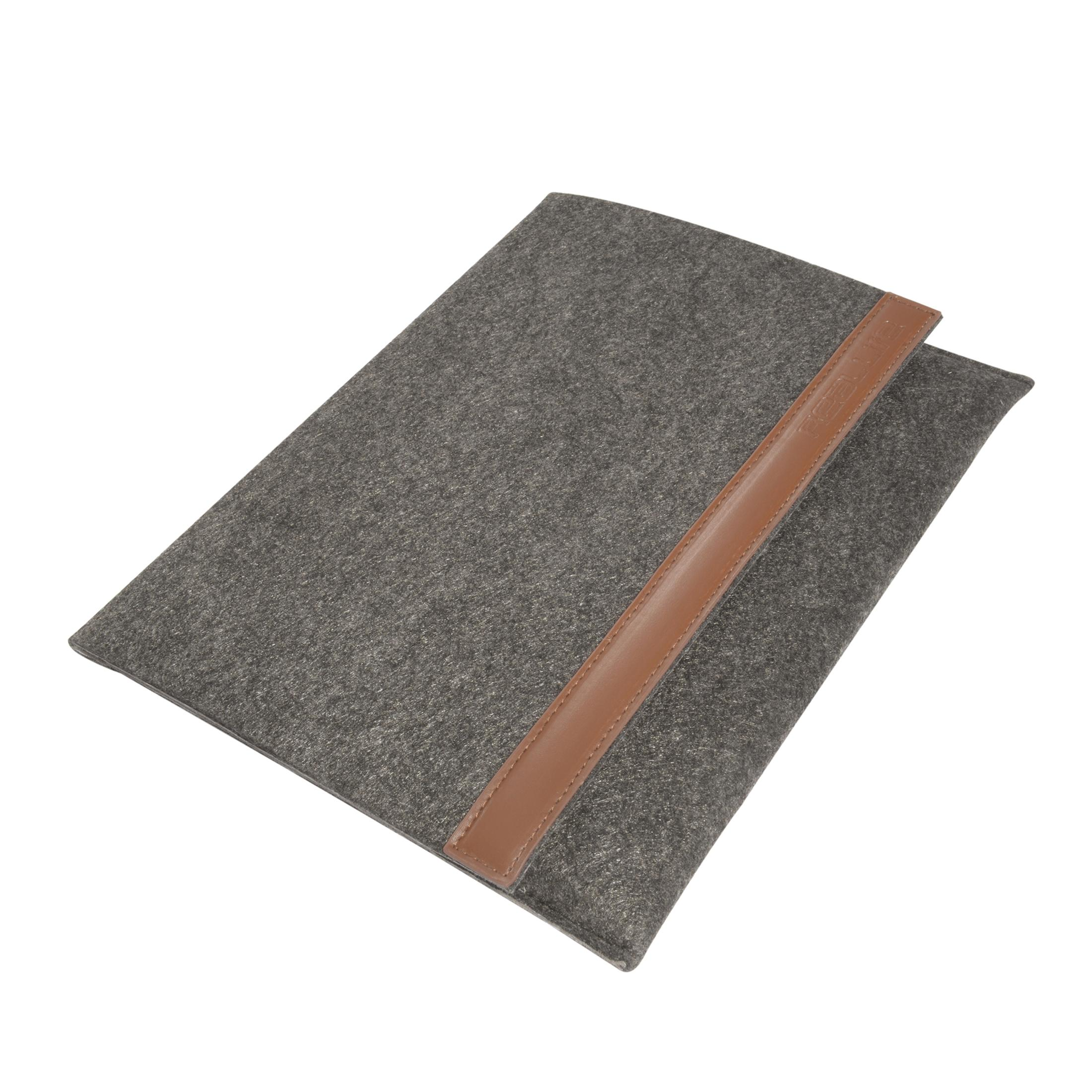 Graue Filz-Tablethülle mit braunem Lederriemen. Weißer Hintergrund.